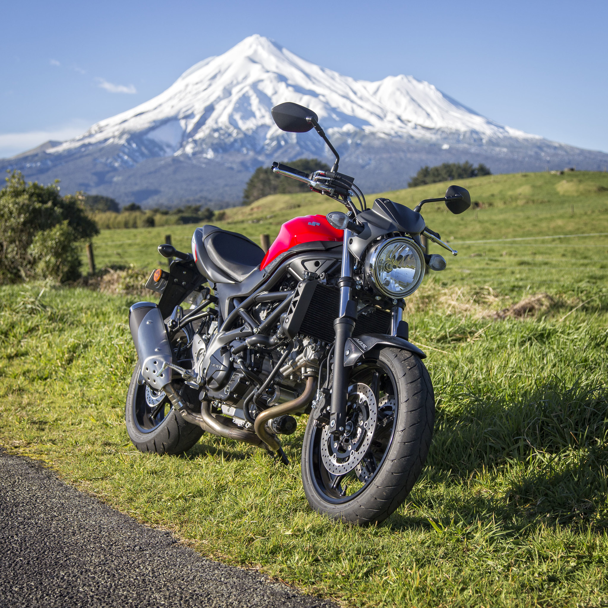 140036 Bildschirmschoner und Hintergrundbilder Suzuki auf Ihrem Telefon. Laden Sie seitenansicht, motorrad, mountains, motorräder Bilder kostenlos herunter