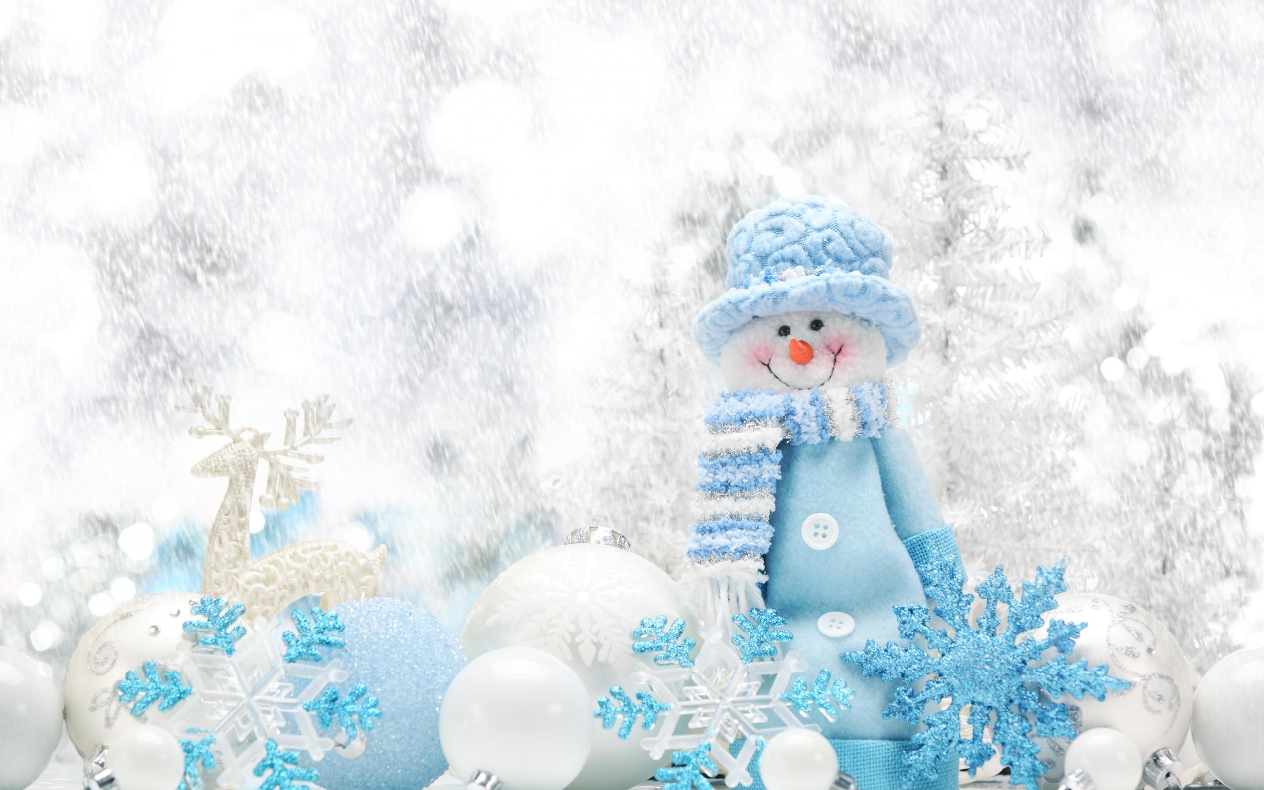 562127 скачать обои снежинки, снег, праздничные, снеговик, белый, рождество, синий, рождественские украшения - заставки и картинки бесплатно