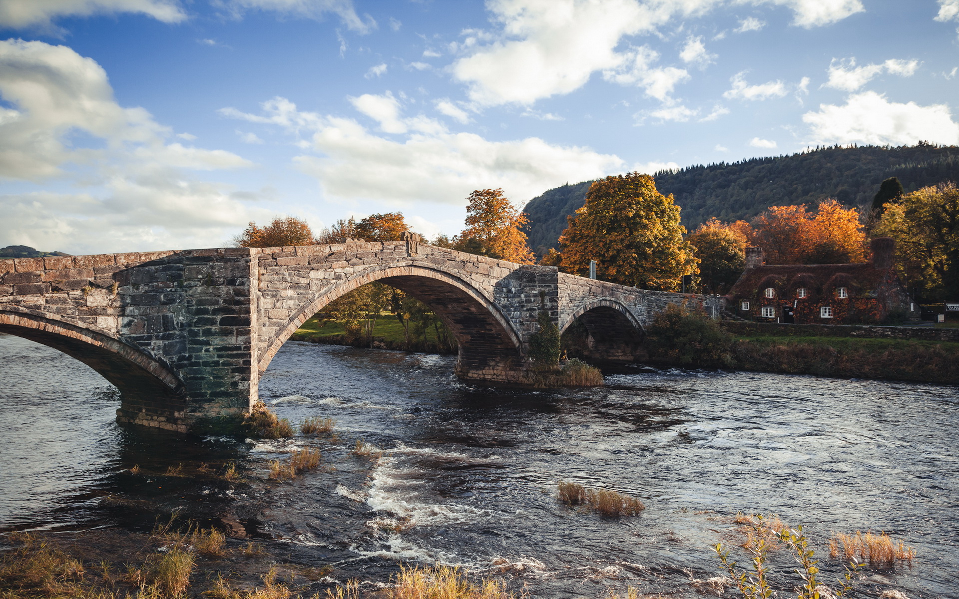 Каменный мост Уэльс зимой