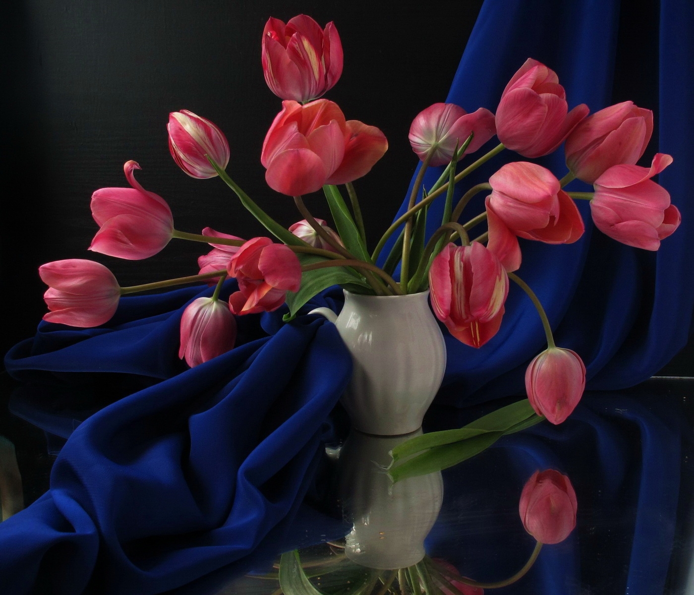 Laden Sie das Blumen, Tulpen, Reflexion, Die Kleidung, Tuch, Tisch, Tabelle, Vase-Bild kostenlos auf Ihren PC-Desktop herunter