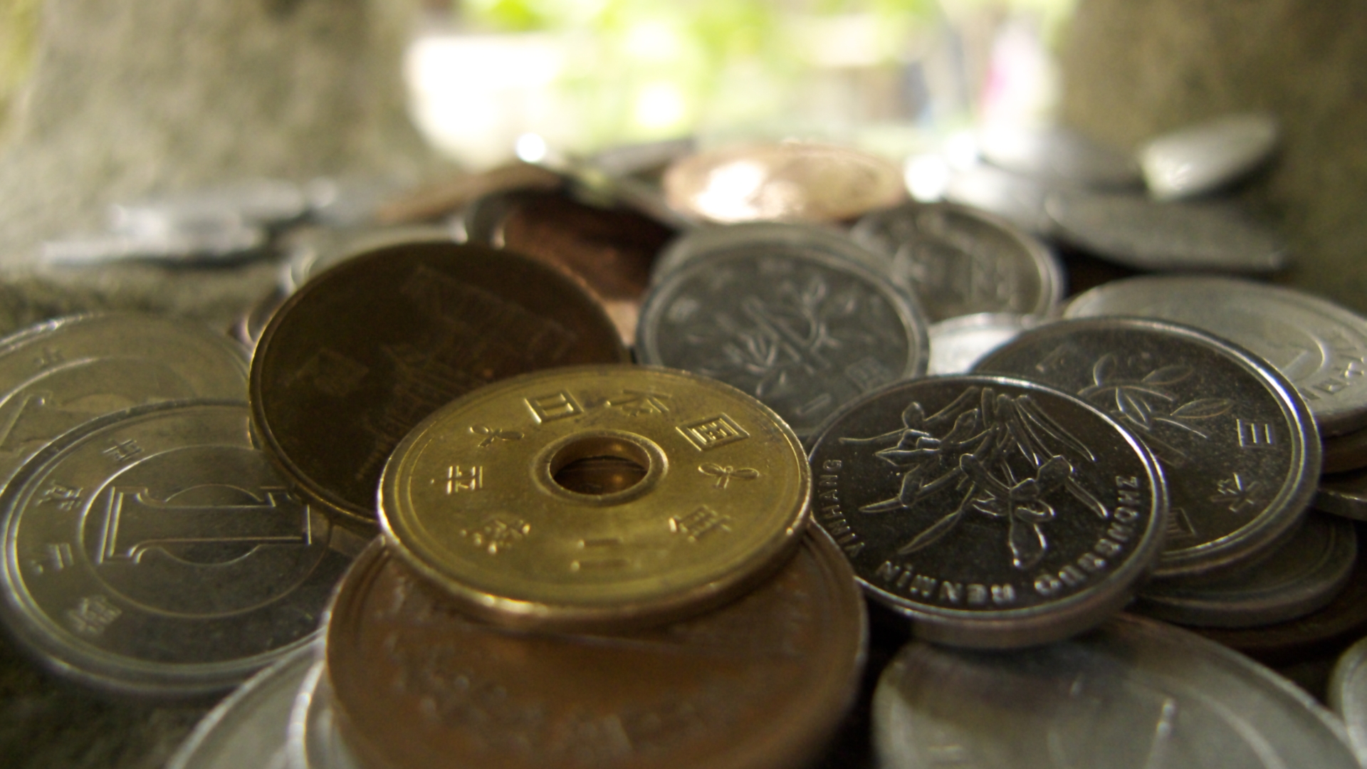 Создание монеты. Монеты на столе. Мелочь на столе. Обои на рабочий стол монетки. Живые обои с монетой.