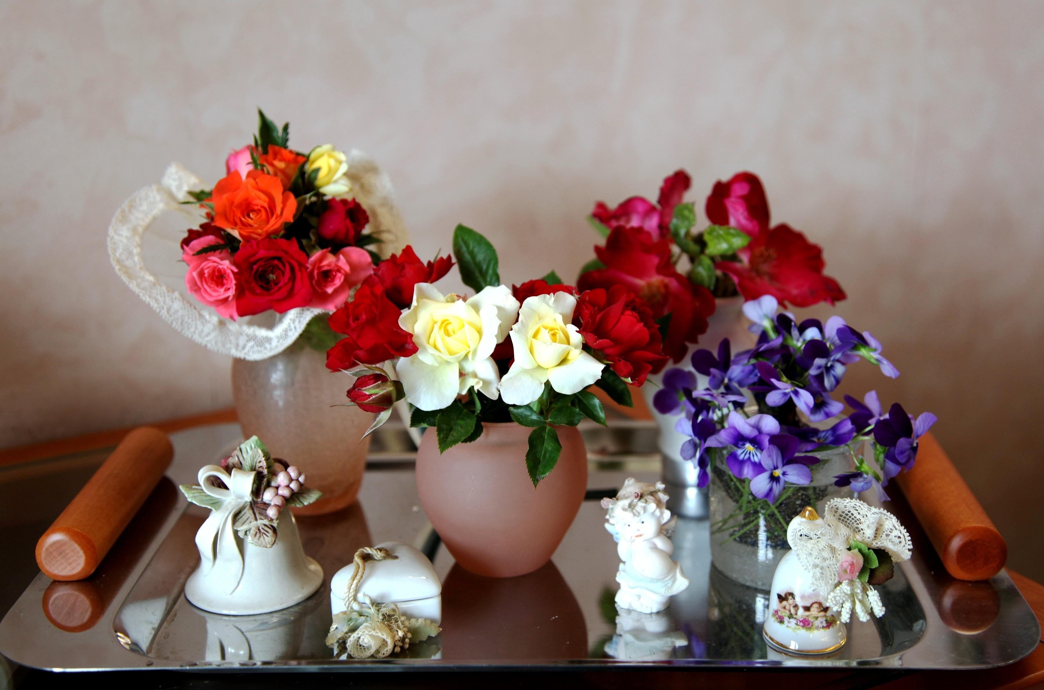Handy-Wallpaper Blumen, Roses, Stiefmütterchen, Herzen, Engel, Glockenblumen, Ein Herz, Tablett, Fach kostenlos herunterladen.