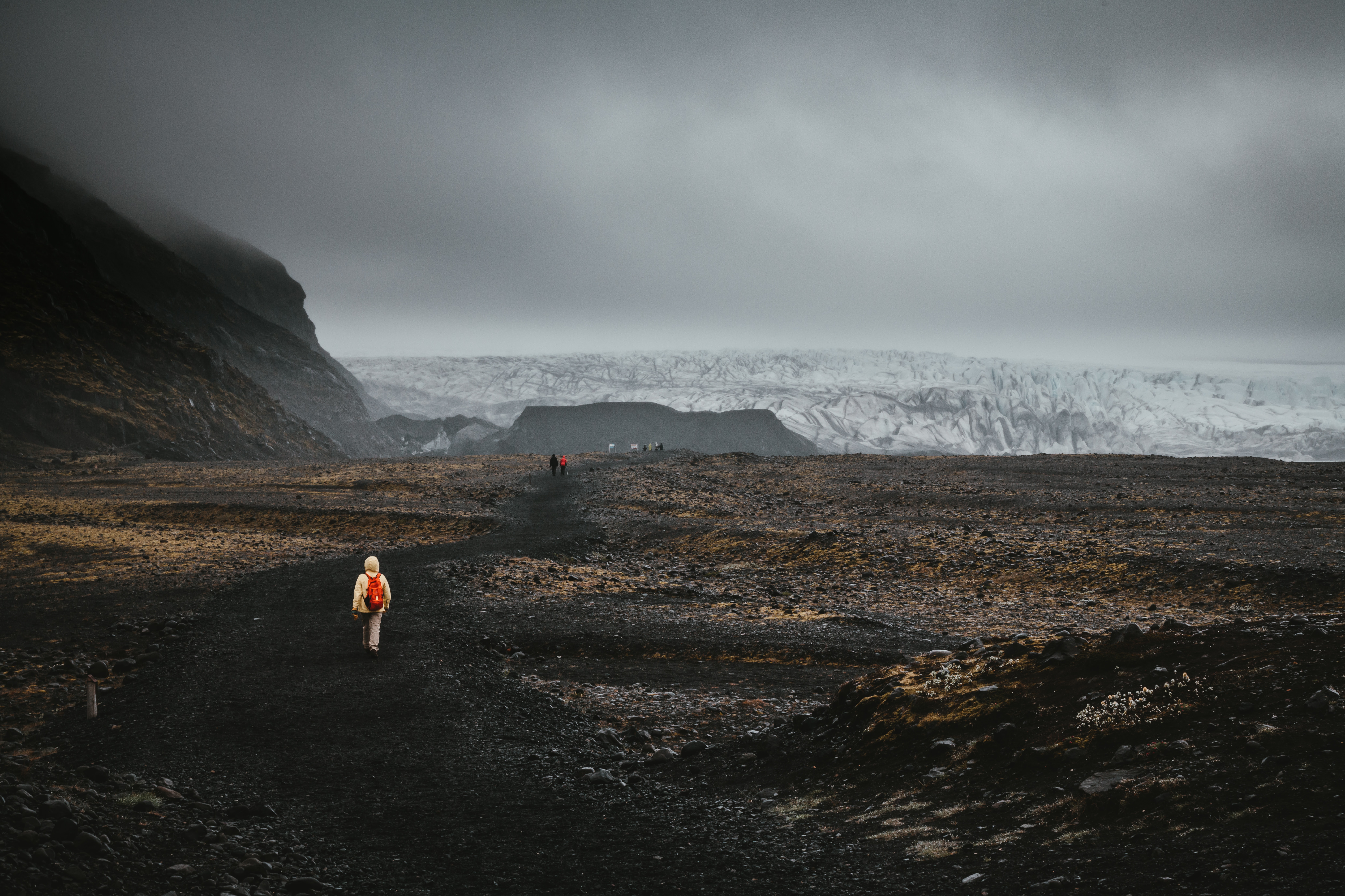 65266 завантажити шпалери ісландія, пейзаж, природа, гори, дорога, туман, туристи, туристів - заставки і картинки безкоштовно