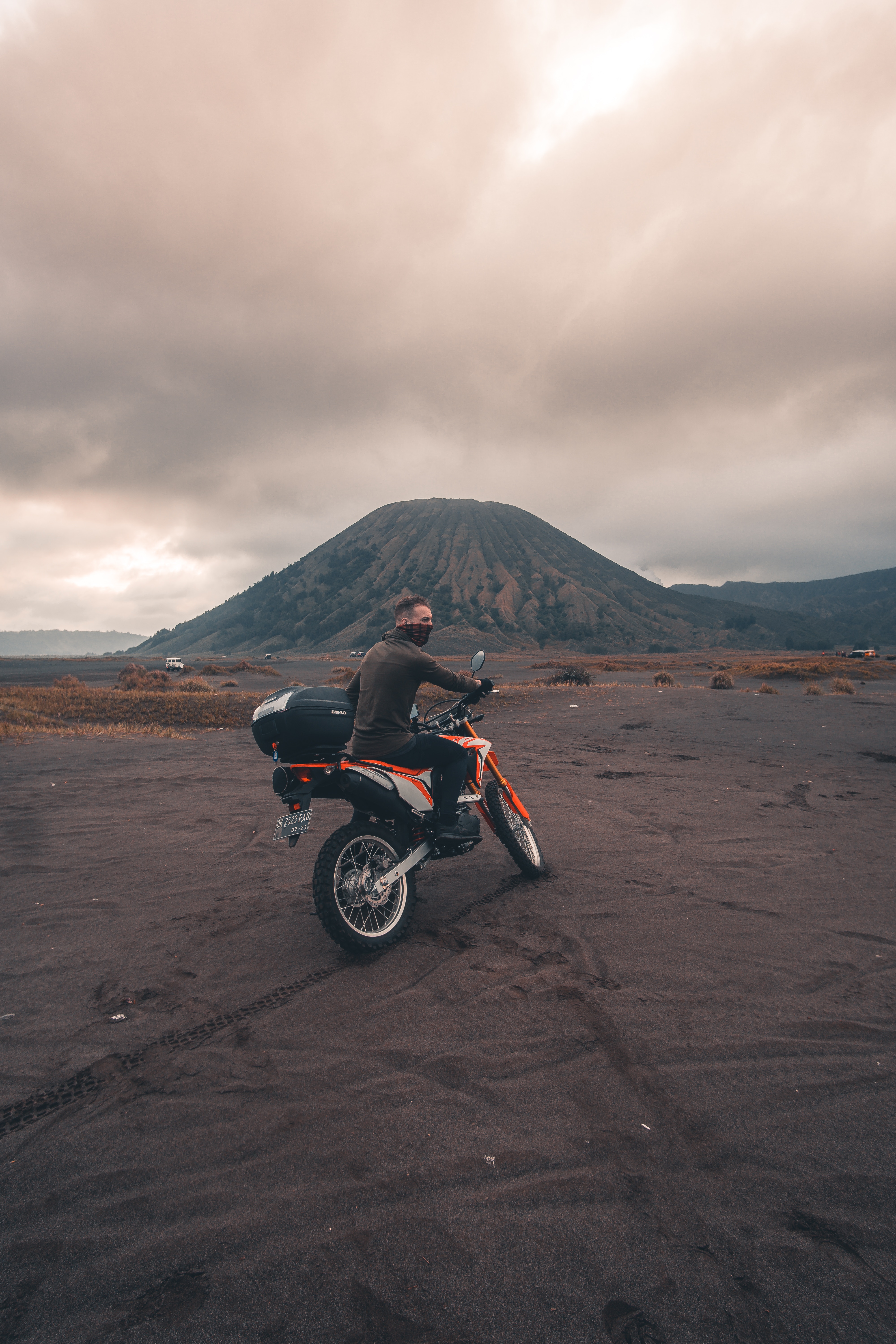 137126 Hintergrundbilder und Motorradfahrer Bilder auf dem Desktop. Laden Sie vulkan, indonesien, motorräder, motorrad Bildschirmschoner kostenlos auf den PC herunter