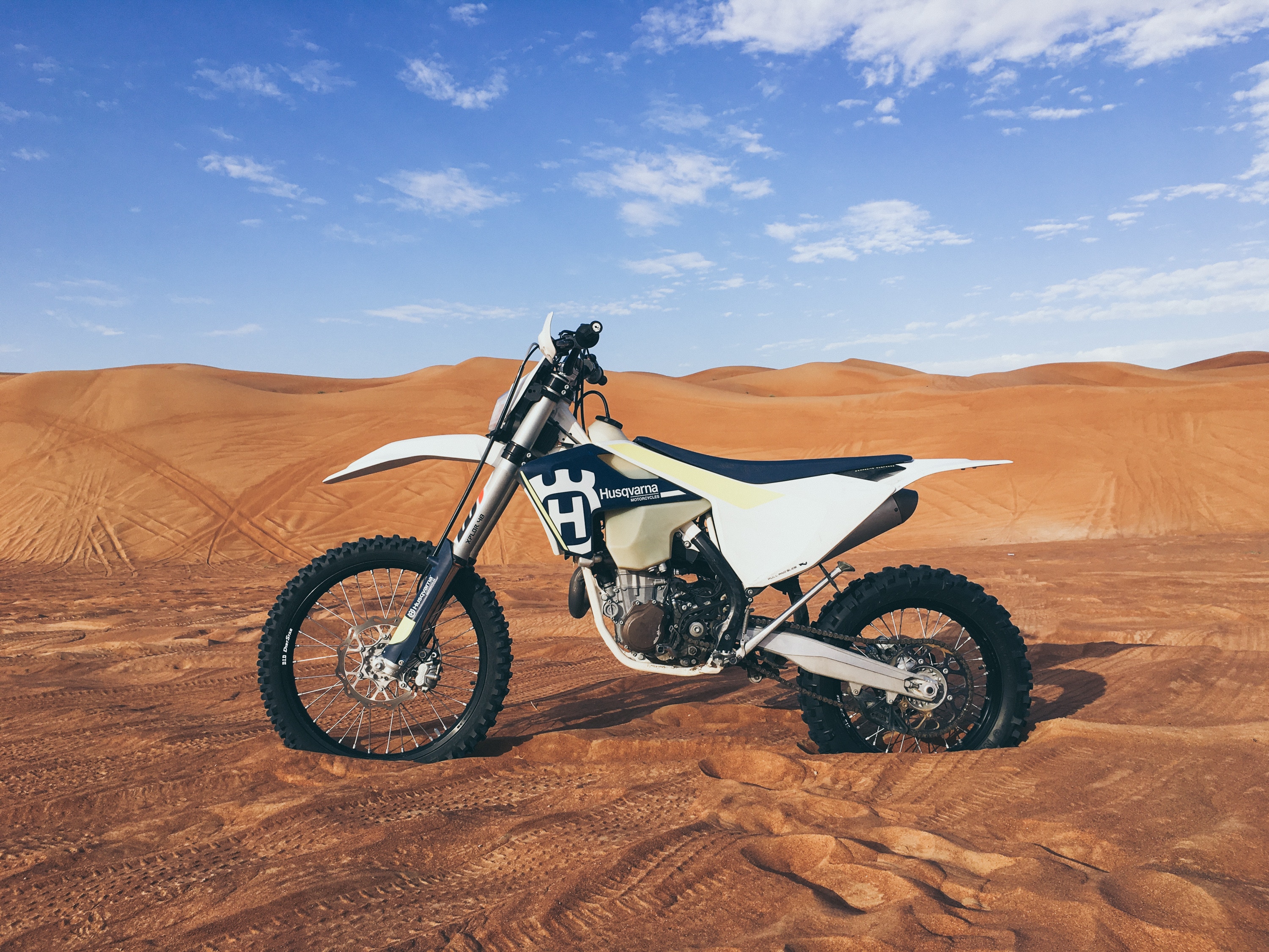 67506 descargar fondo de pantalla arena, motocicletas, vista lateral, perfil, motocicleta: protectores de pantalla e imágenes gratis
