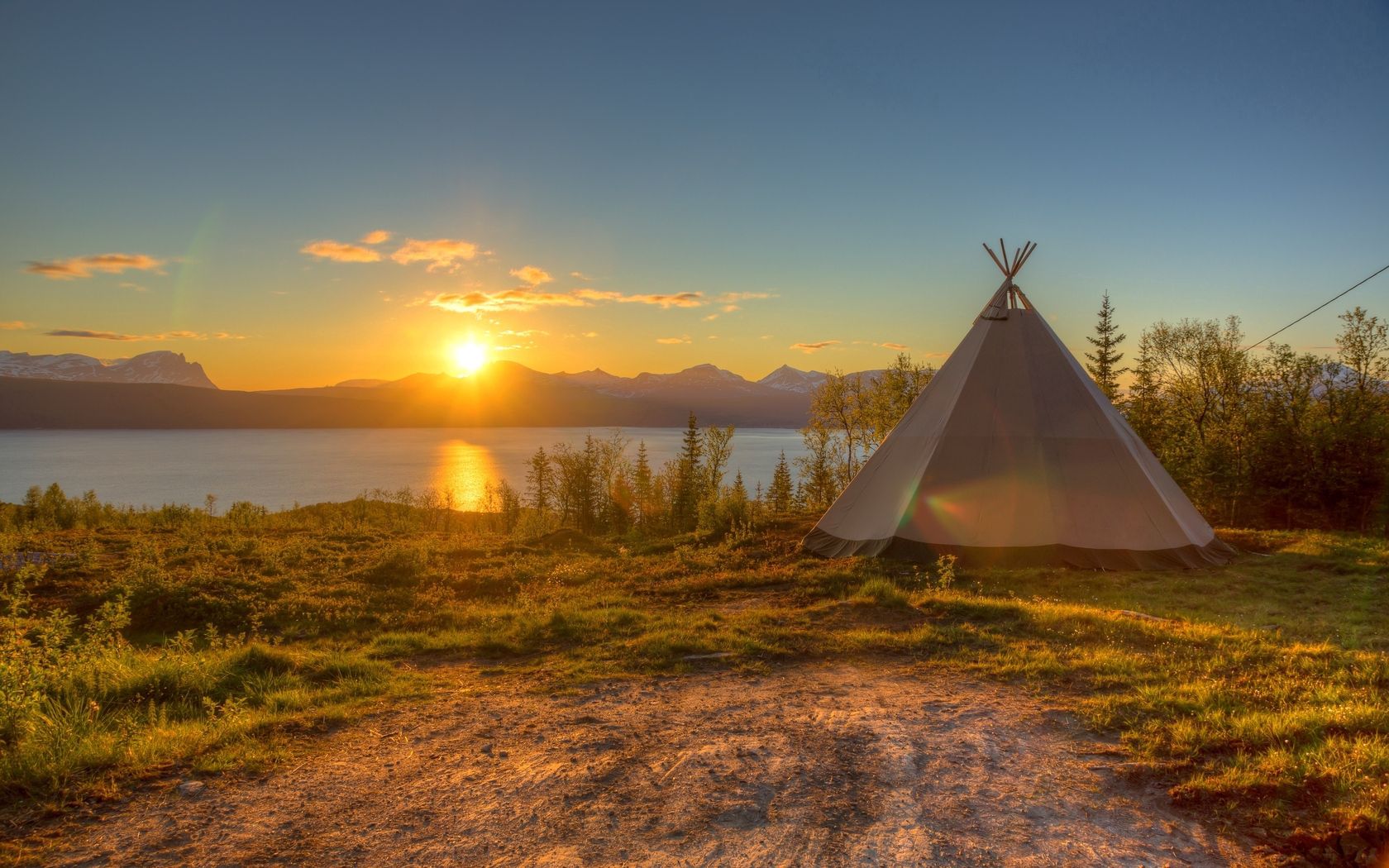 147312 Заставки и Обои Озеро на телефон. Скачать палатка, солнце, закат, берег картинки бесплатно