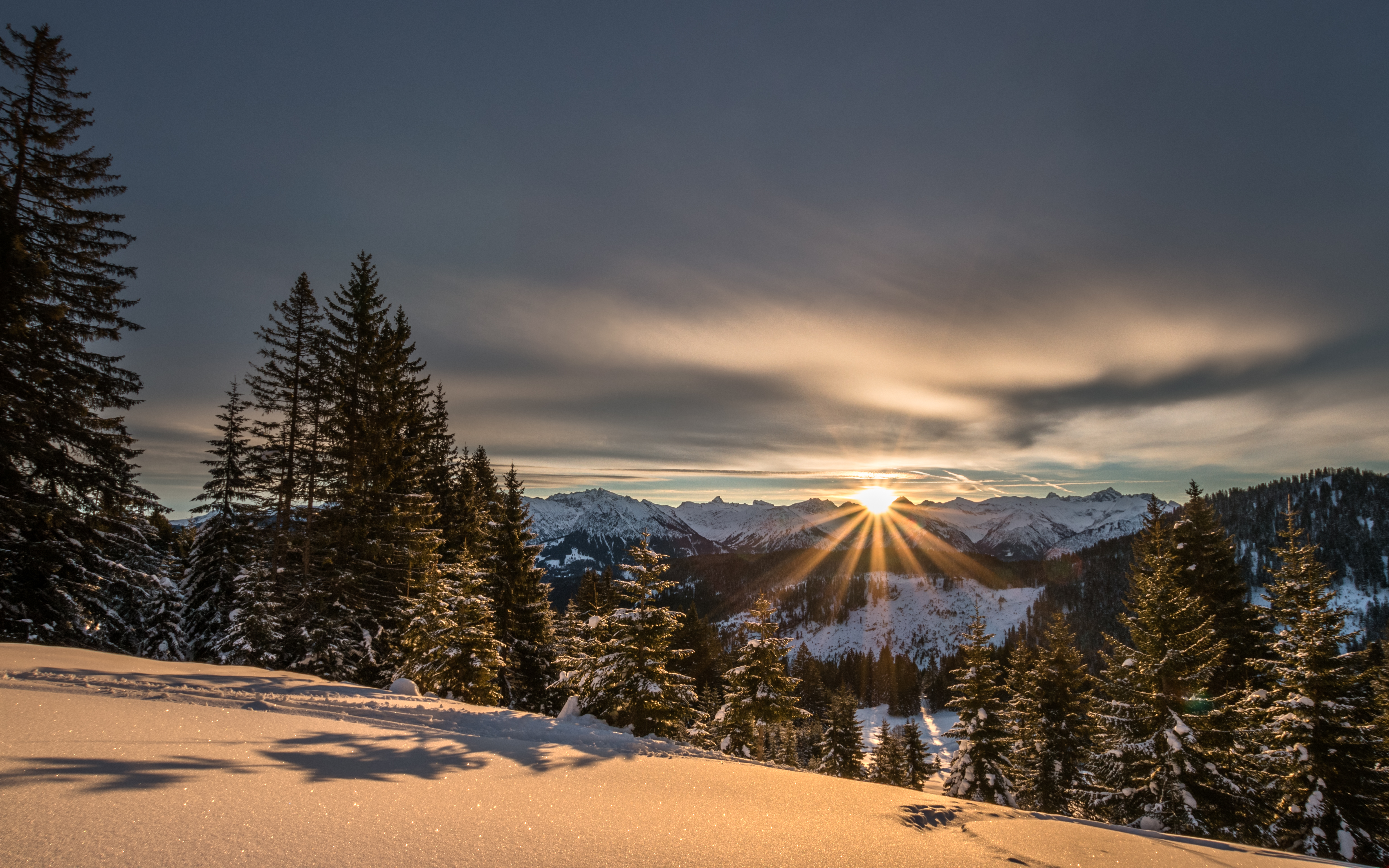55844 Hintergrundbild herunterladen schnee, winter, natur, mountains, sonnenlicht, aß, aßen - Bildschirmschoner und Bilder kostenlos