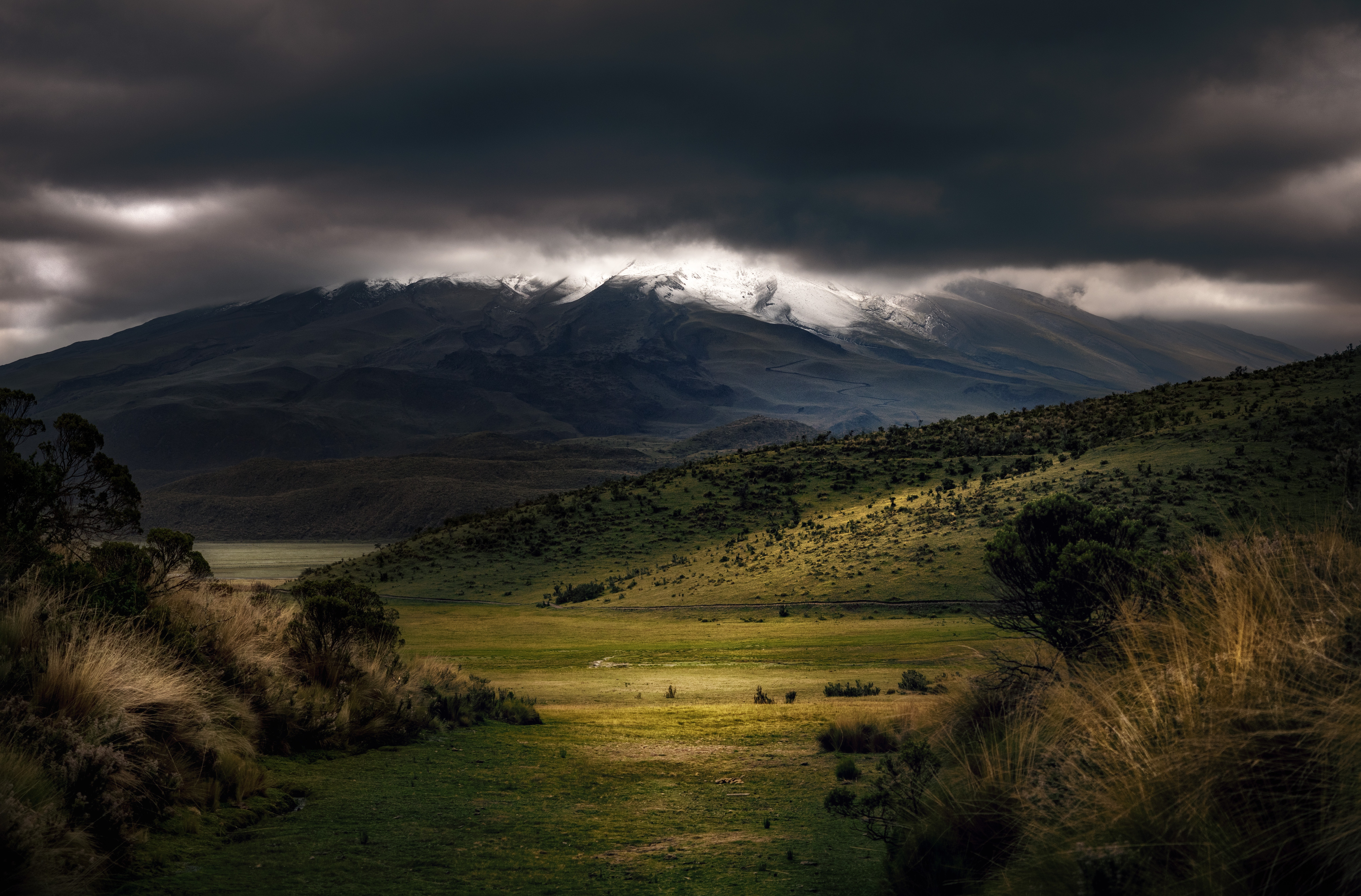 4K, FHD, UHD nature, clouds, top, mountains