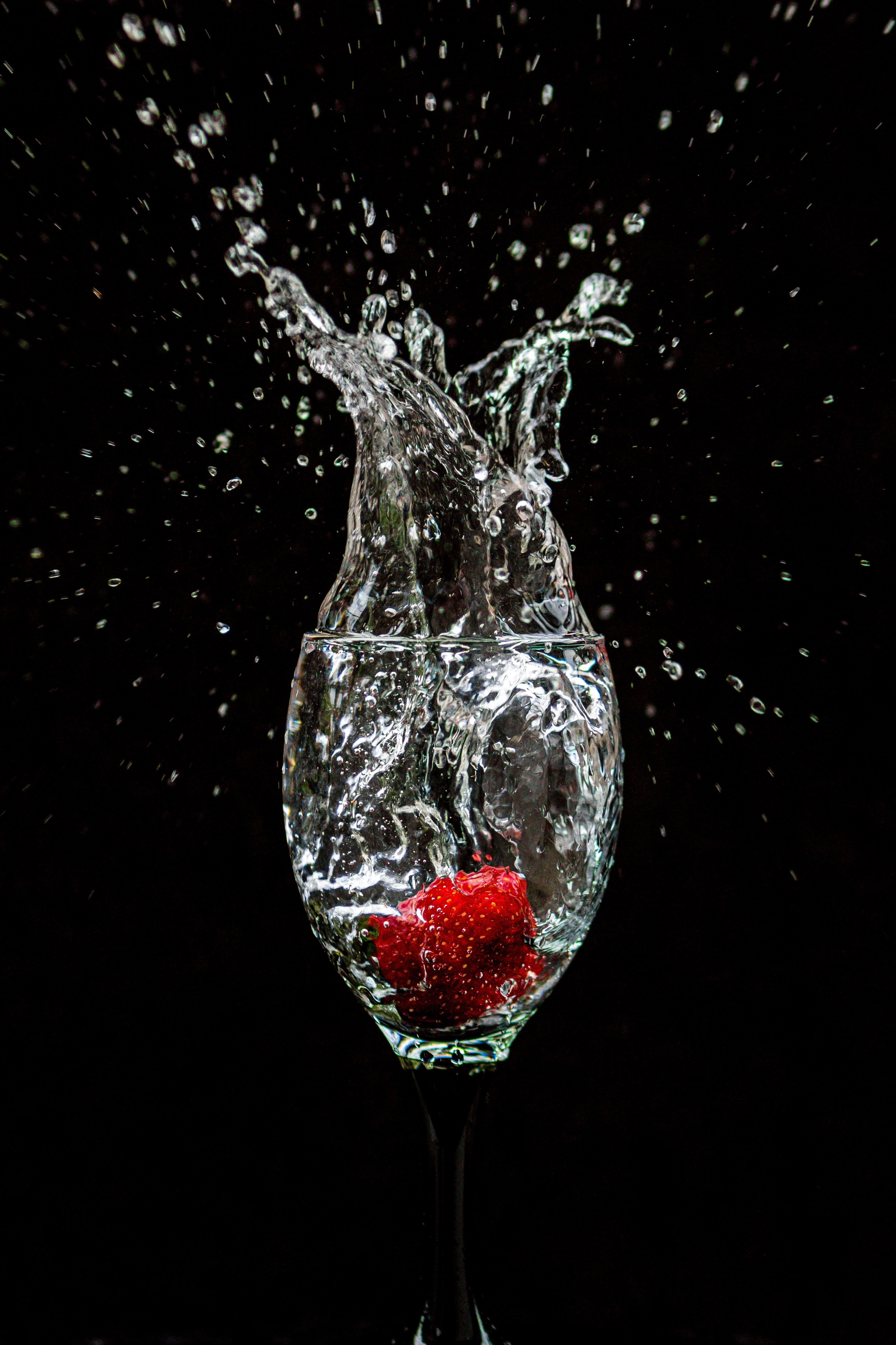 splash, wineglass, strawberry, black, goblet HD wallpaper