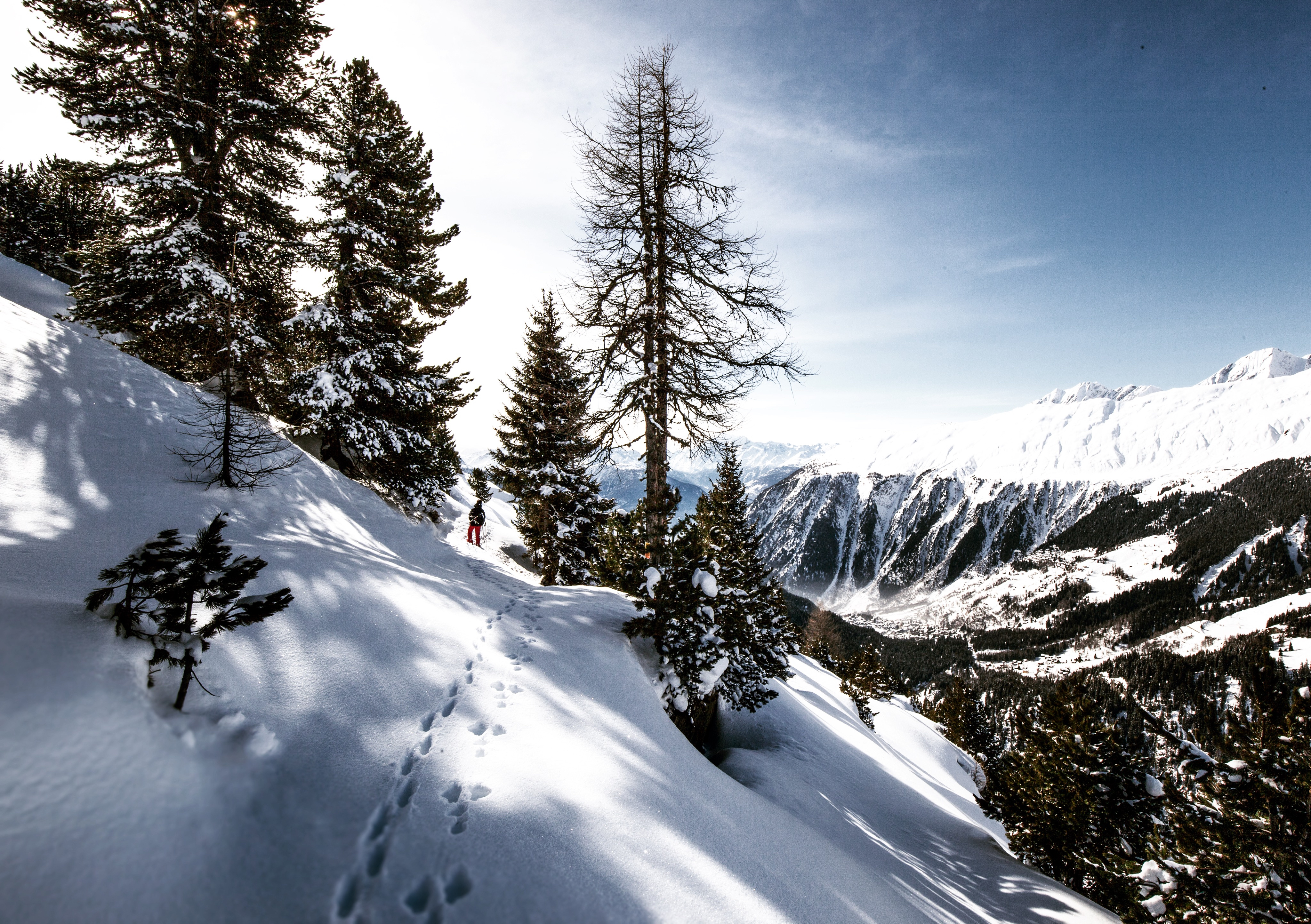 53118 Hintergrundbild herunterladen natur, mountains, schnee, spuren, skifahrer - Bildschirmschoner und Bilder kostenlos