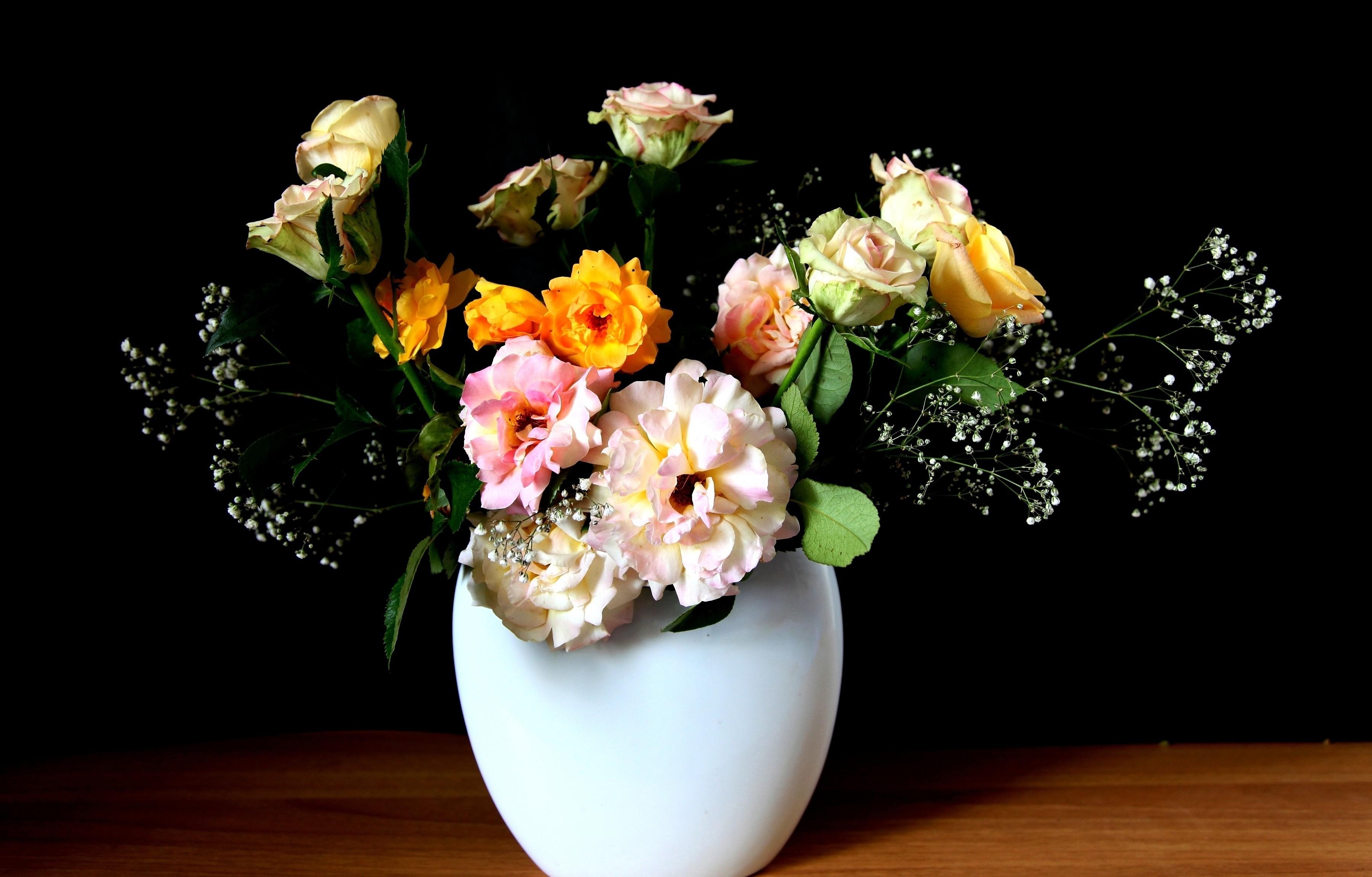 Handy-Wallpaper Blumen, Roses, Strauß, Bouquet, Schleierkraut, Gipsophile, Tisch, Tabelle, Vase, Aufgelöst, Lose kostenlos herunterladen.