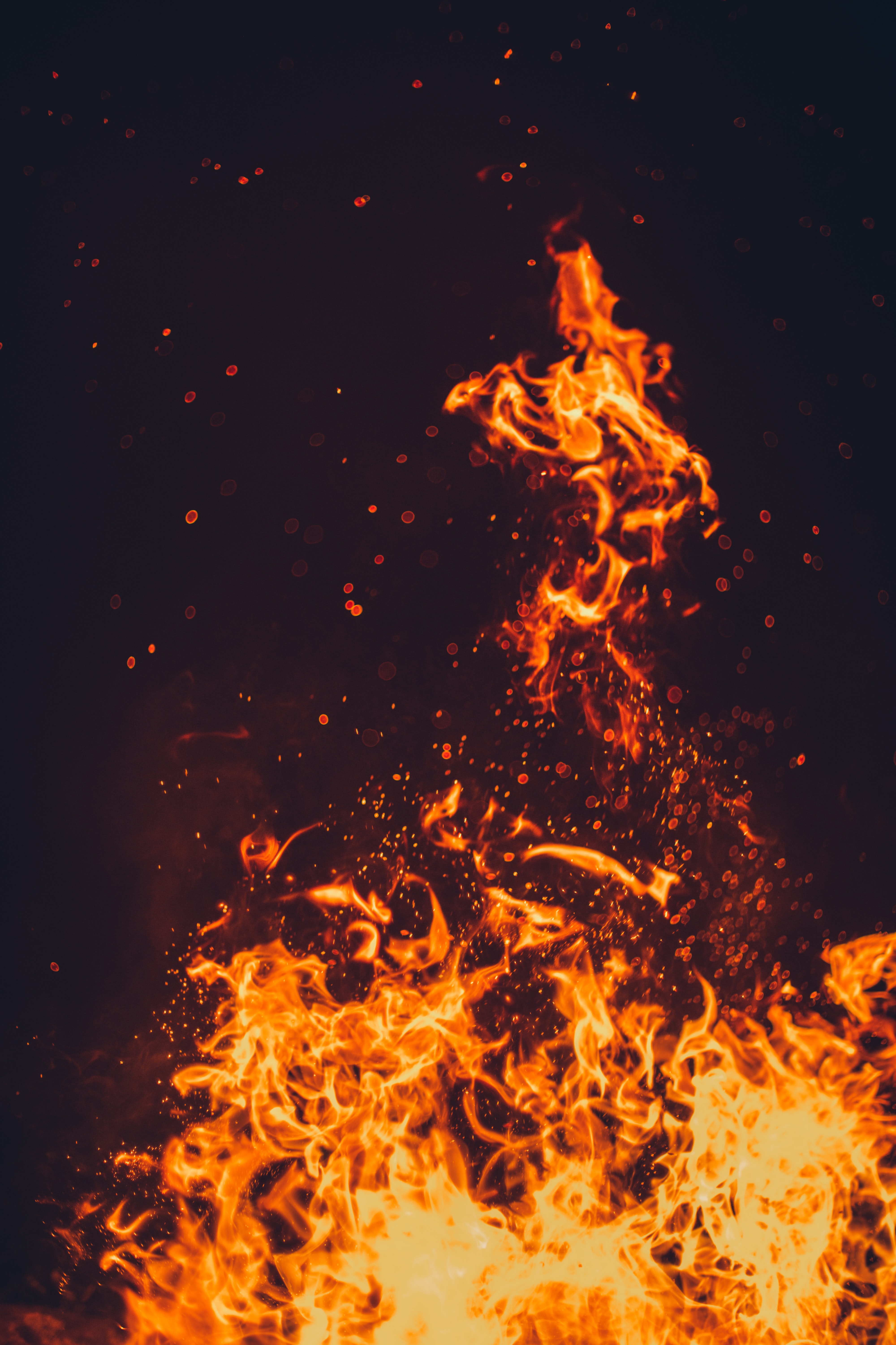 123502壁紙のダウンロード火災, たき火, 闇, 暗い, 火炎, 炎, 火の粉, スパークス-スクリーンセーバーと写真を無料で