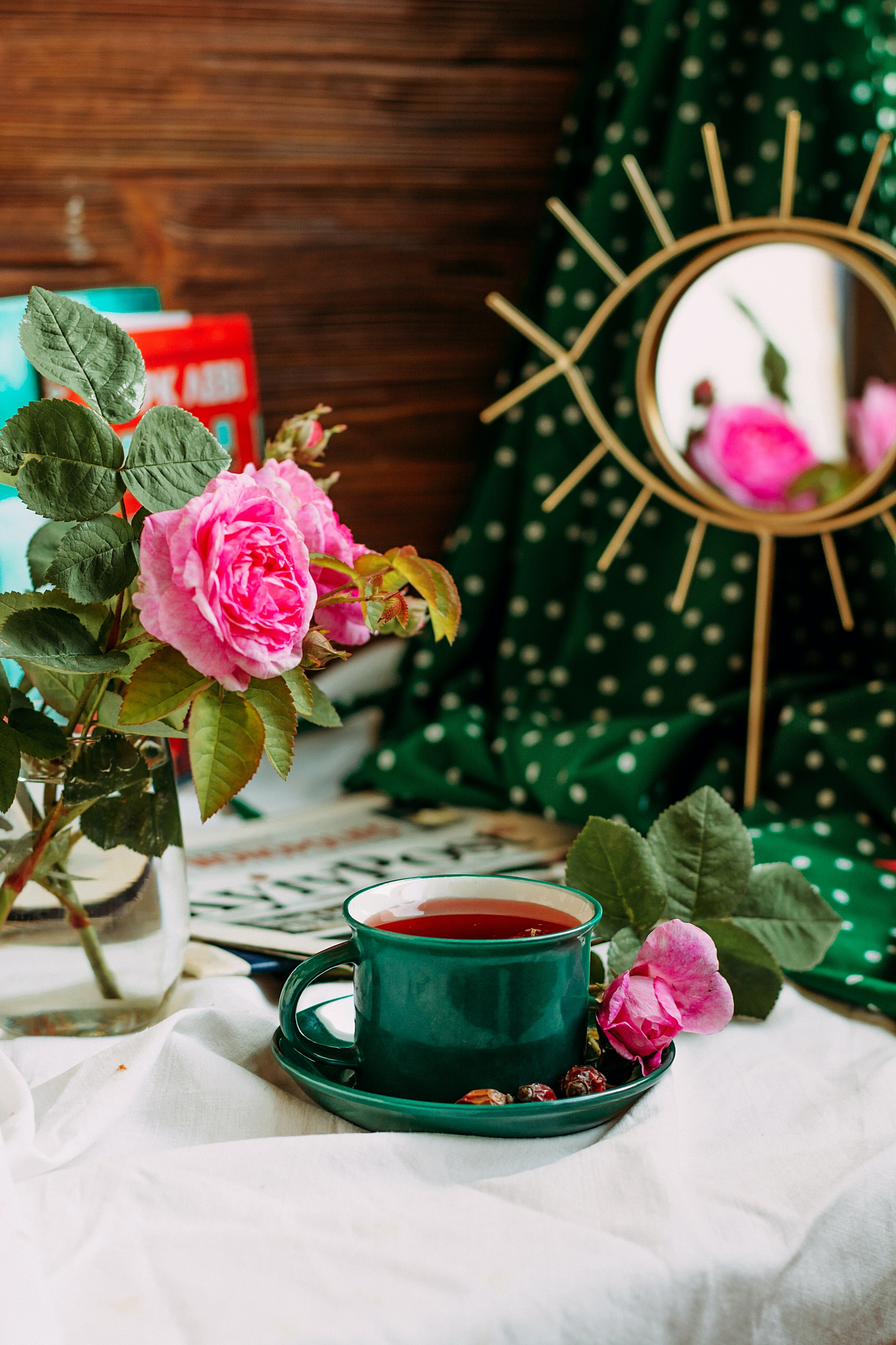 Handy-Wallpaper Roses, Blumen, Lebensmittel, Still-Leben, Eine Tasse, Tasse, Tee kostenlos herunterladen.