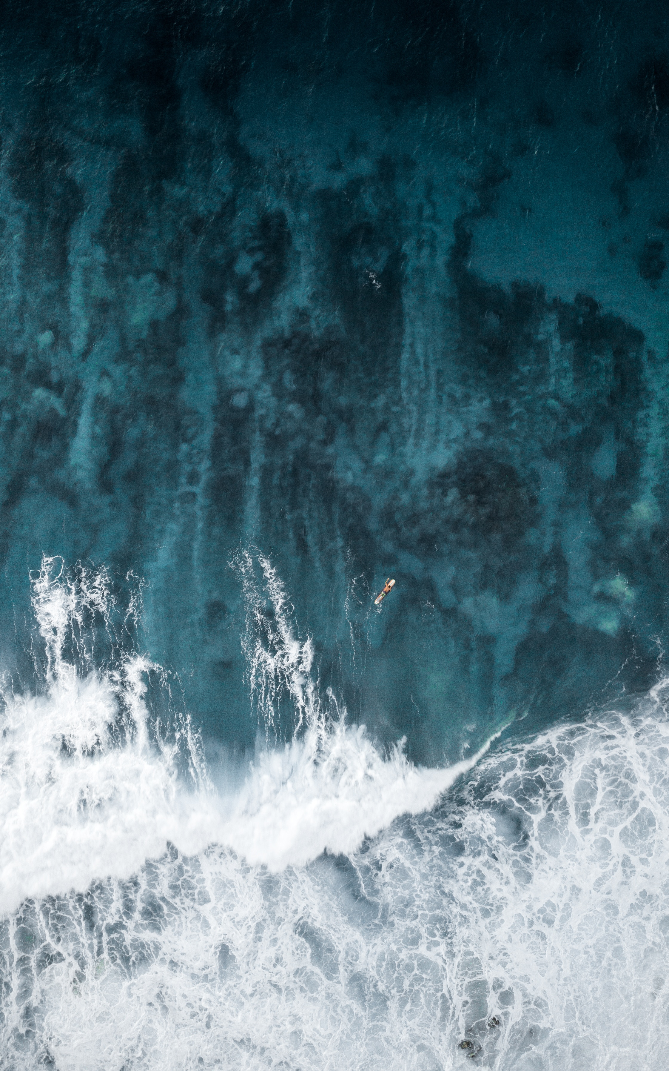 104358 Bildschirmschoner und Hintergrundbilder Surfer auf Ihrem Telefon. Laden Sie natur, wasser, waves, blick von oben, ozean, oberfläche, surfer Bilder kostenlos herunter