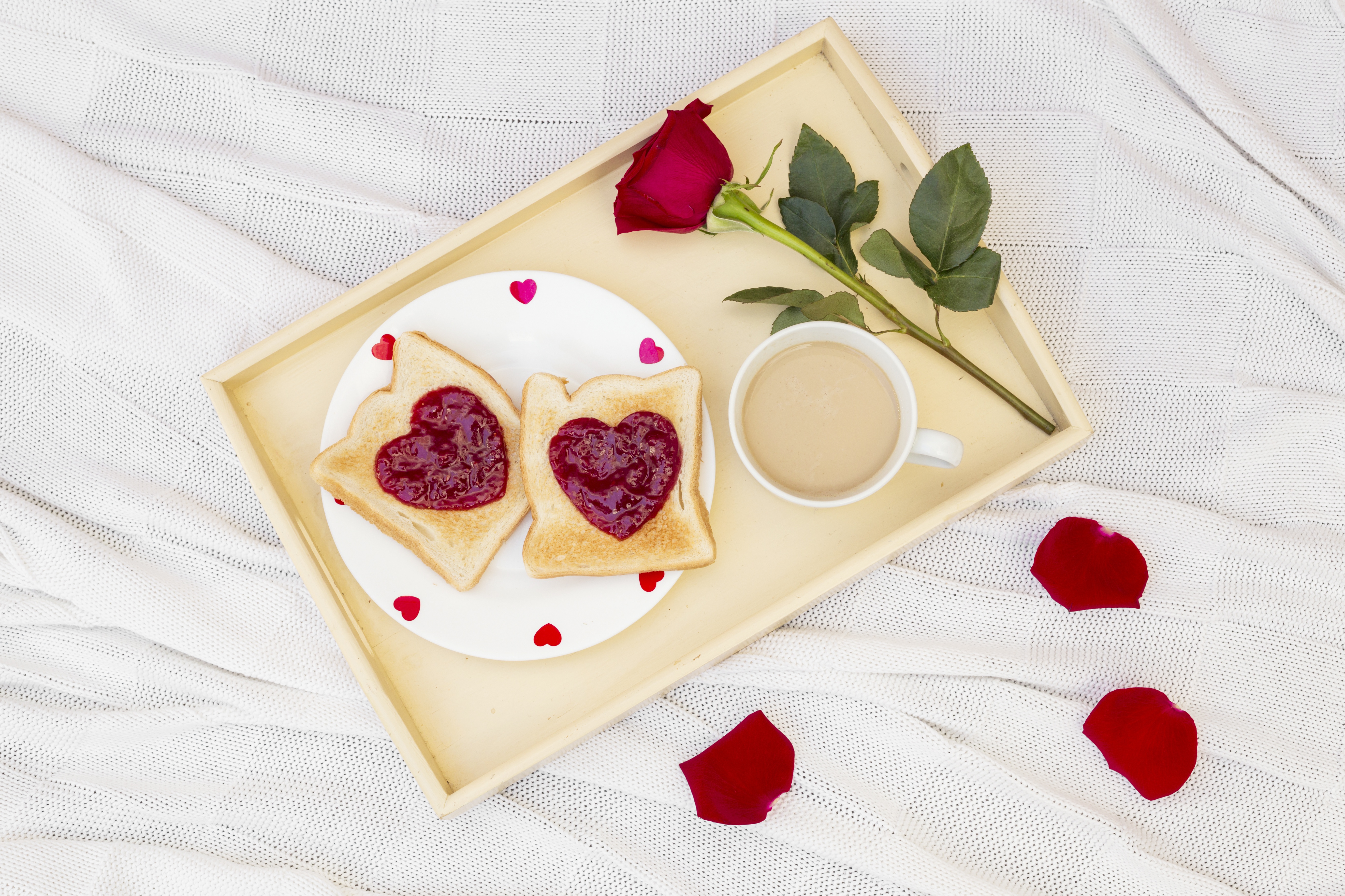 Завтрак в постель с розами