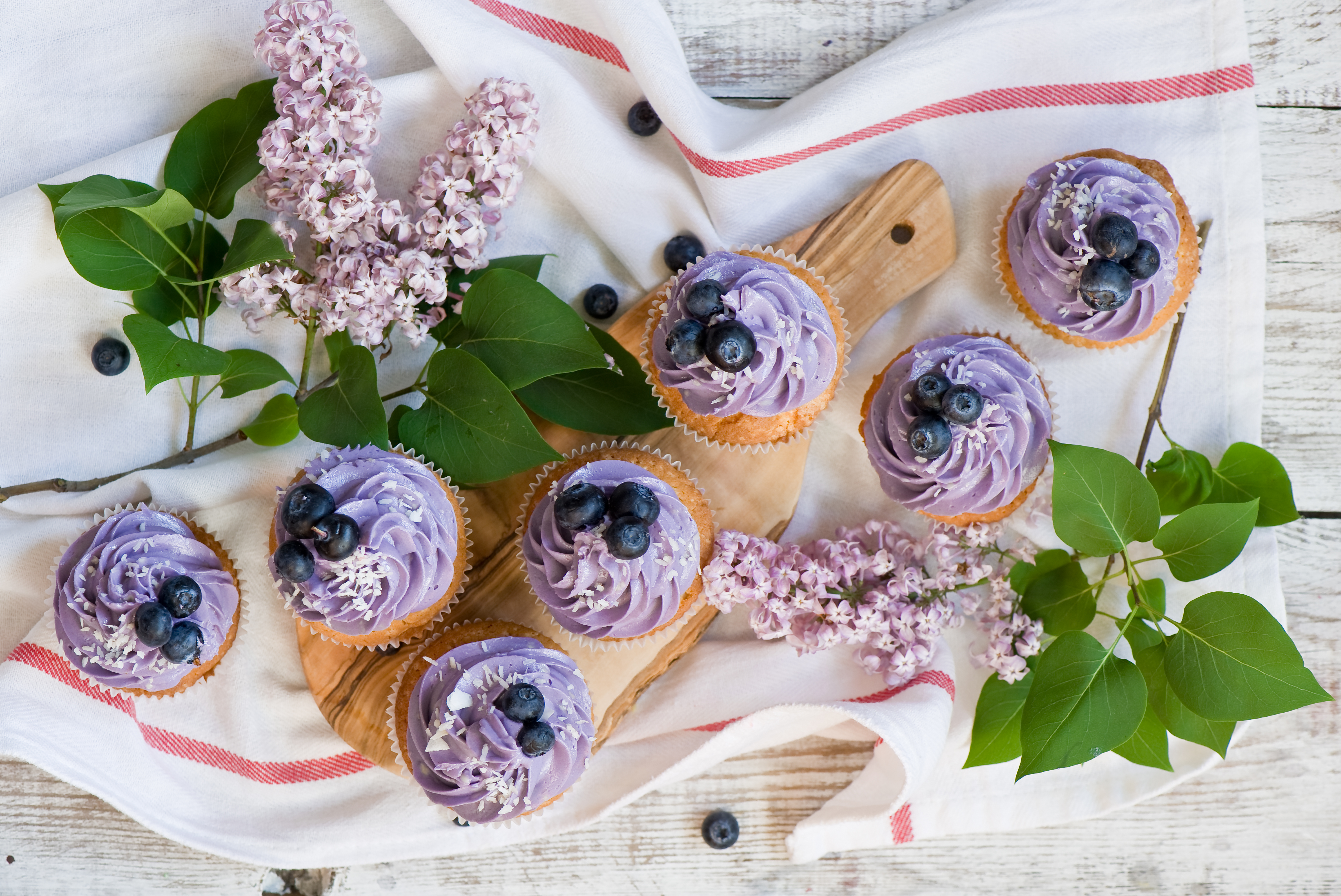 Handy-Wallpaper Lebensmittel, Lilac, Blaubeeren, Sahne, Creme, Cupcakes kostenlos herunterladen.