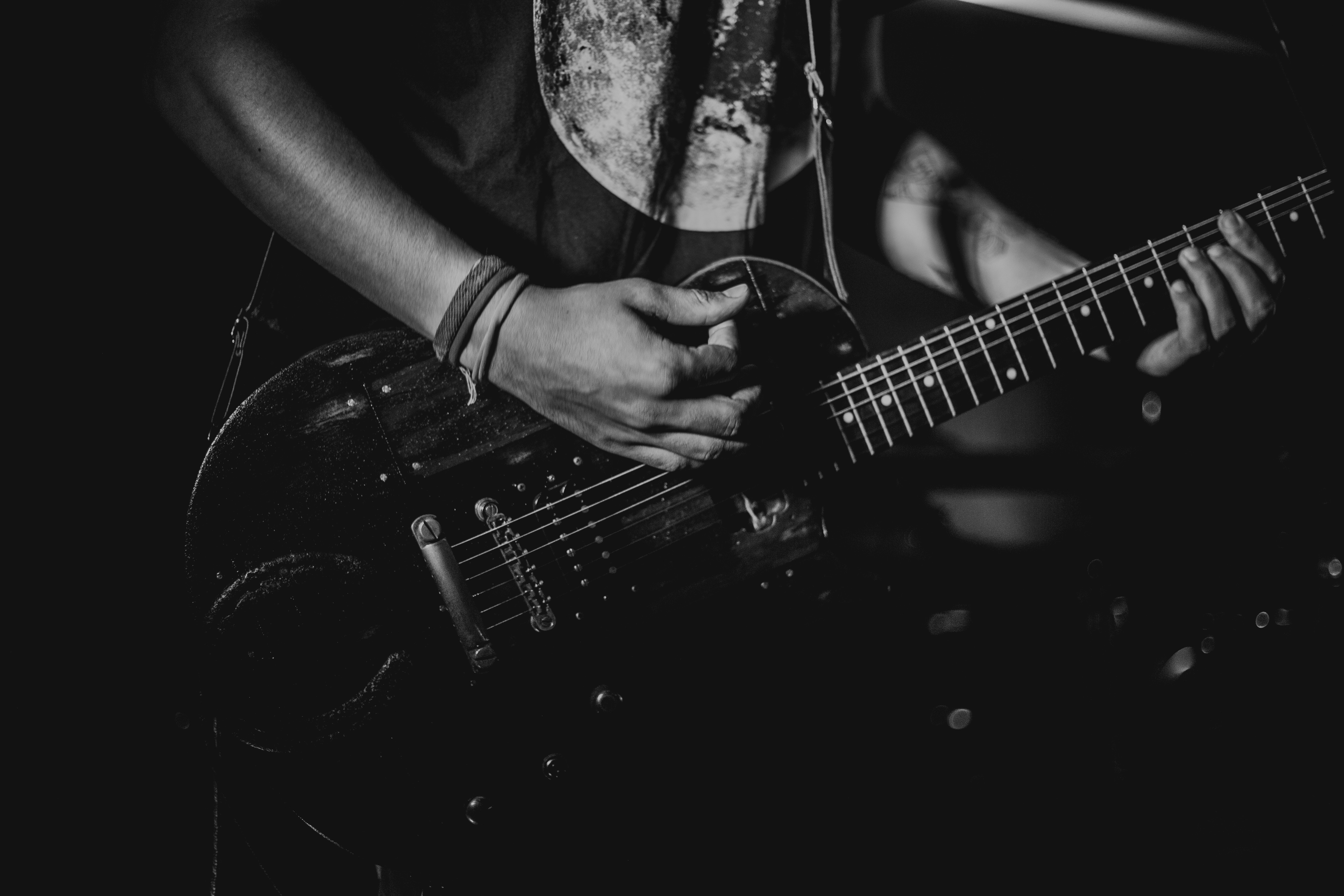 108962 download wallpaper music, guitar, musical instrument, bw, chb, guitar player, guitarist screensavers and pictures for free