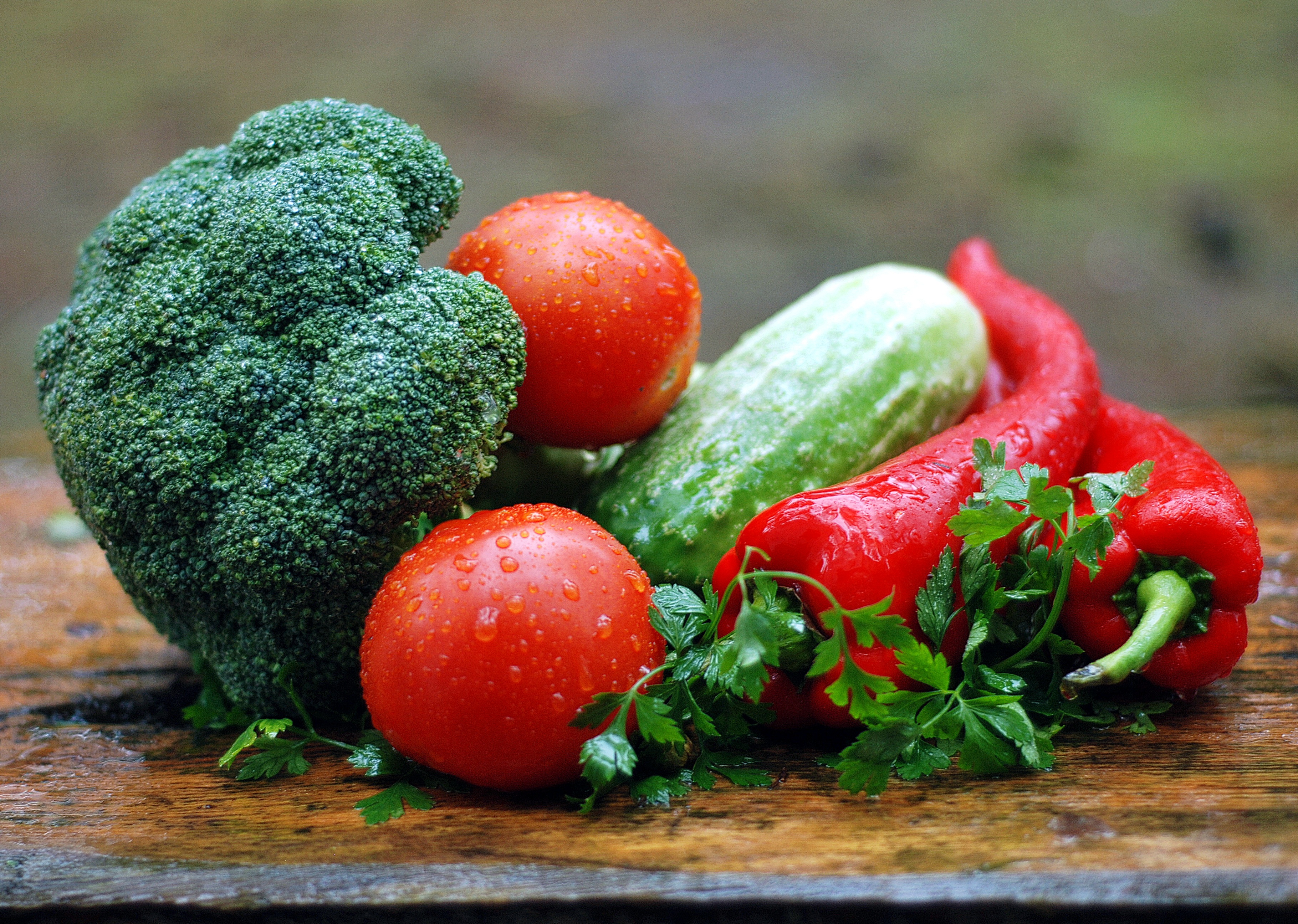 94508 Hintergrundbild herunterladen lebensmittel, gemüse, tomaten, petersilie, brokkoli, paprika, eine tomate, gurke - Bildschirmschoner und Bilder kostenlos