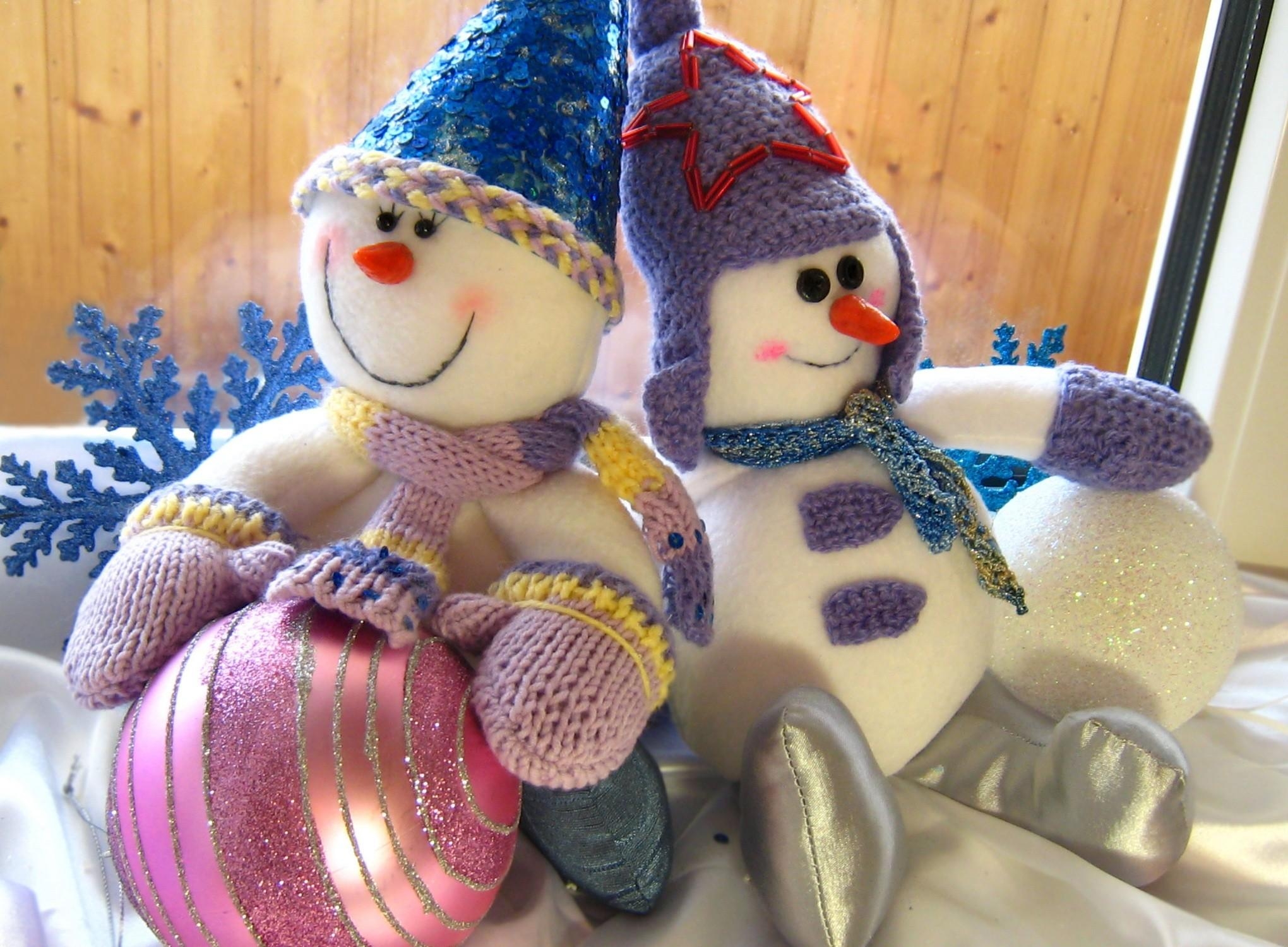 83163 скачать обои снеговики, шары, праздники, сидеть, пара, рождество, праздник, елочные игрушки - заставки и картинки бесплатно