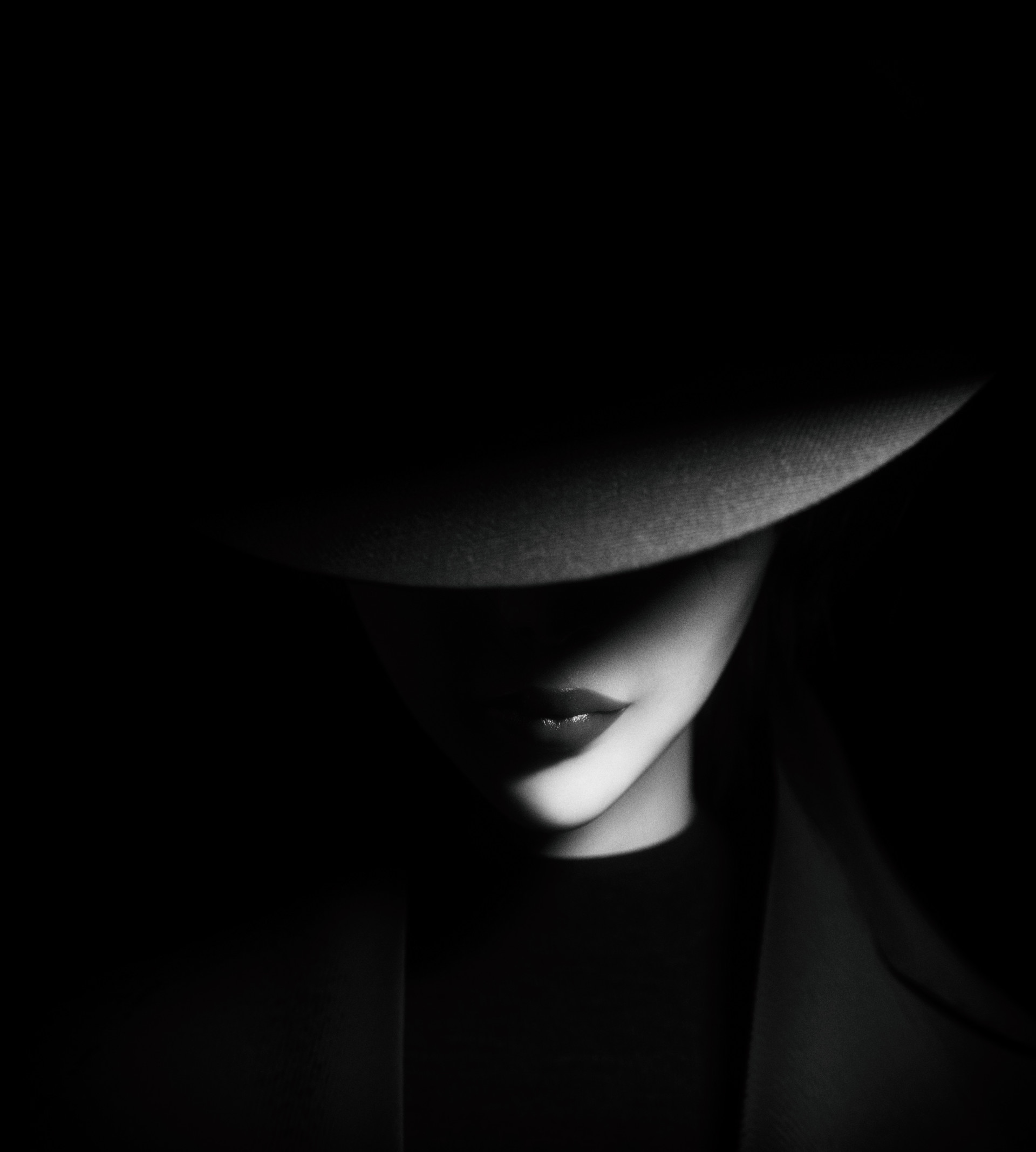 119298 download wallpaper girl, dark, minimalism, bw, chb, shadows, hat screensavers and pictures for free