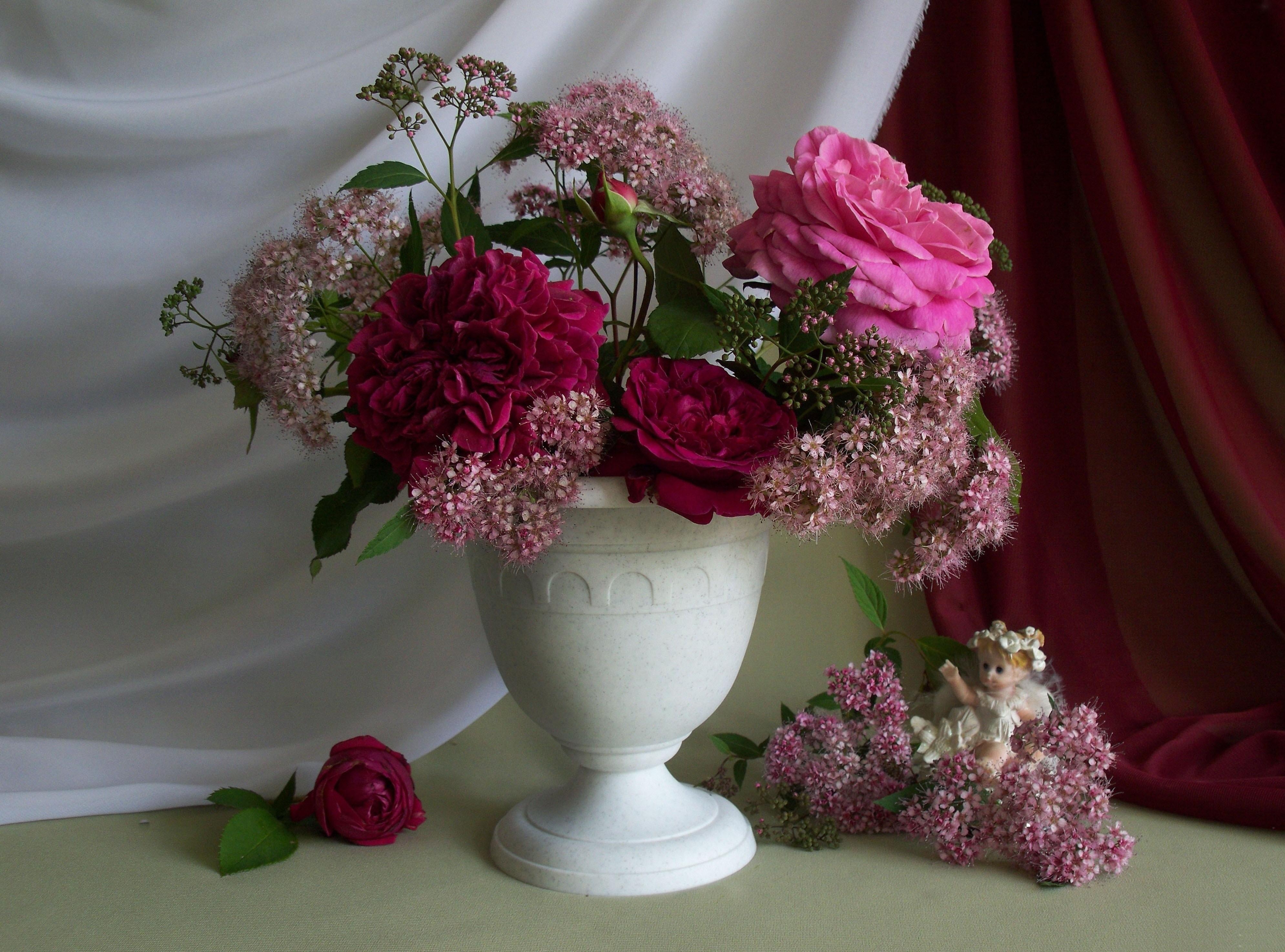 Handy-Wallpaper Blumen, Roses, Engel, Knospe, Bud, Strauß, Bouquet, Die Kleidung, Tuch, Vase kostenlos herunterladen.