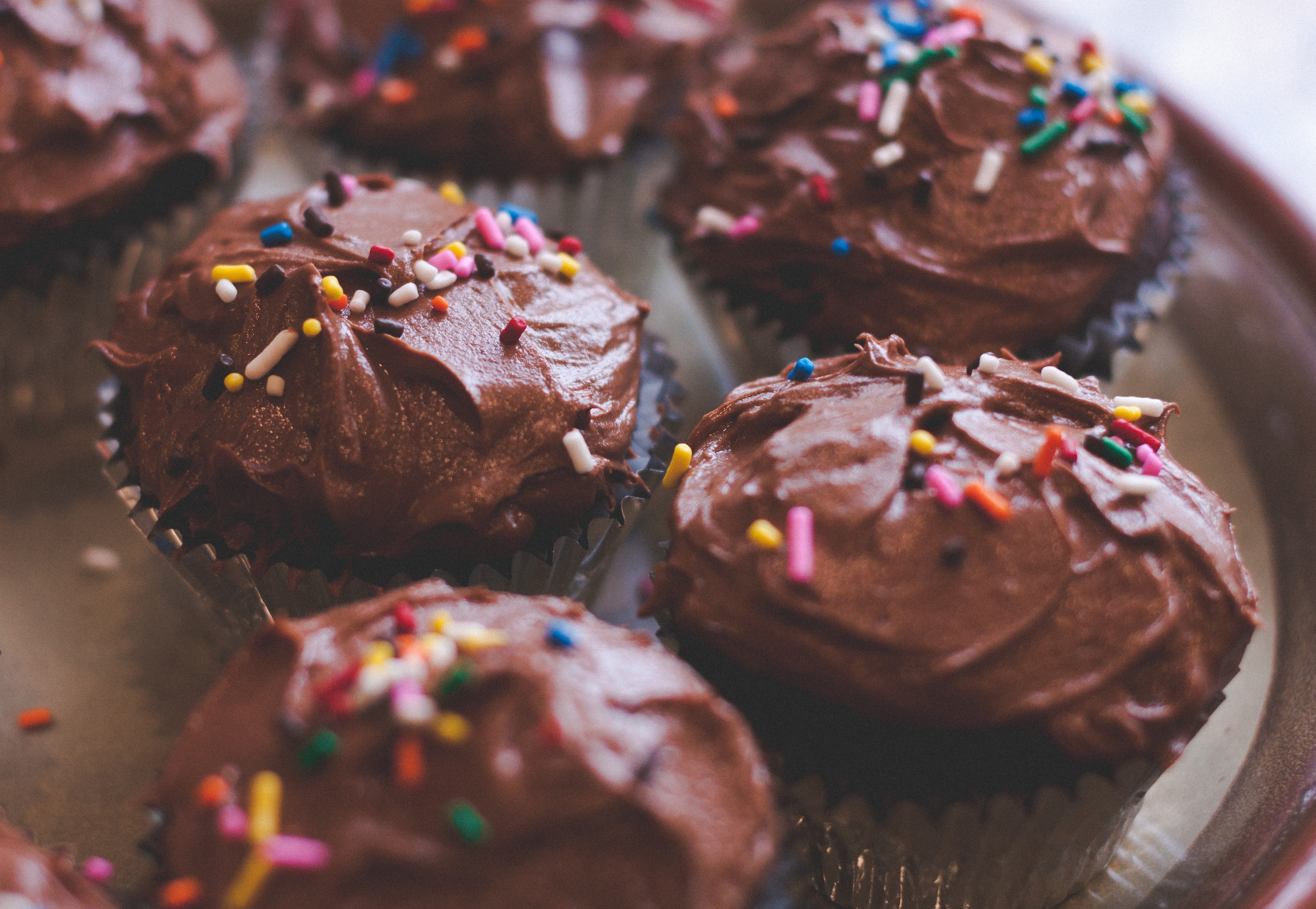Laden Sie das Lebensmittel, Schokolade, Cupcakes, Glasur, Konfetti-Bild kostenlos auf Ihren PC-Desktop herunter
