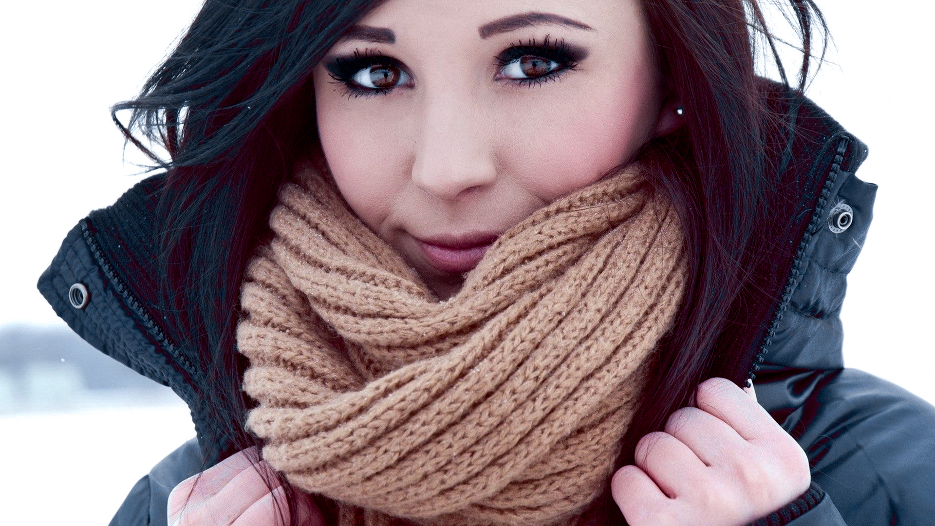 Красивые девушки в шарфах