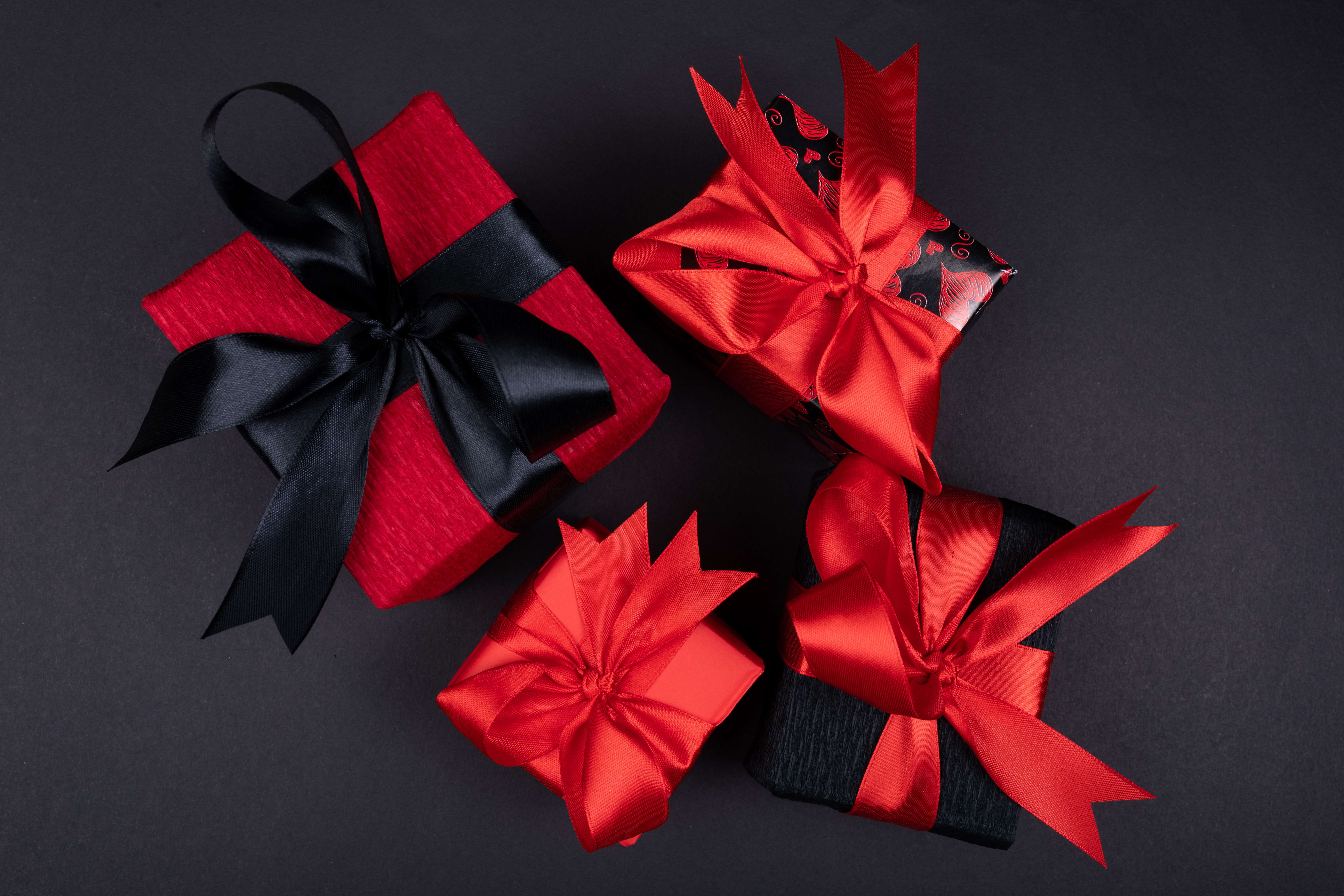 Gifts ribbon, black, ribbons, presents 8k Backgrounds