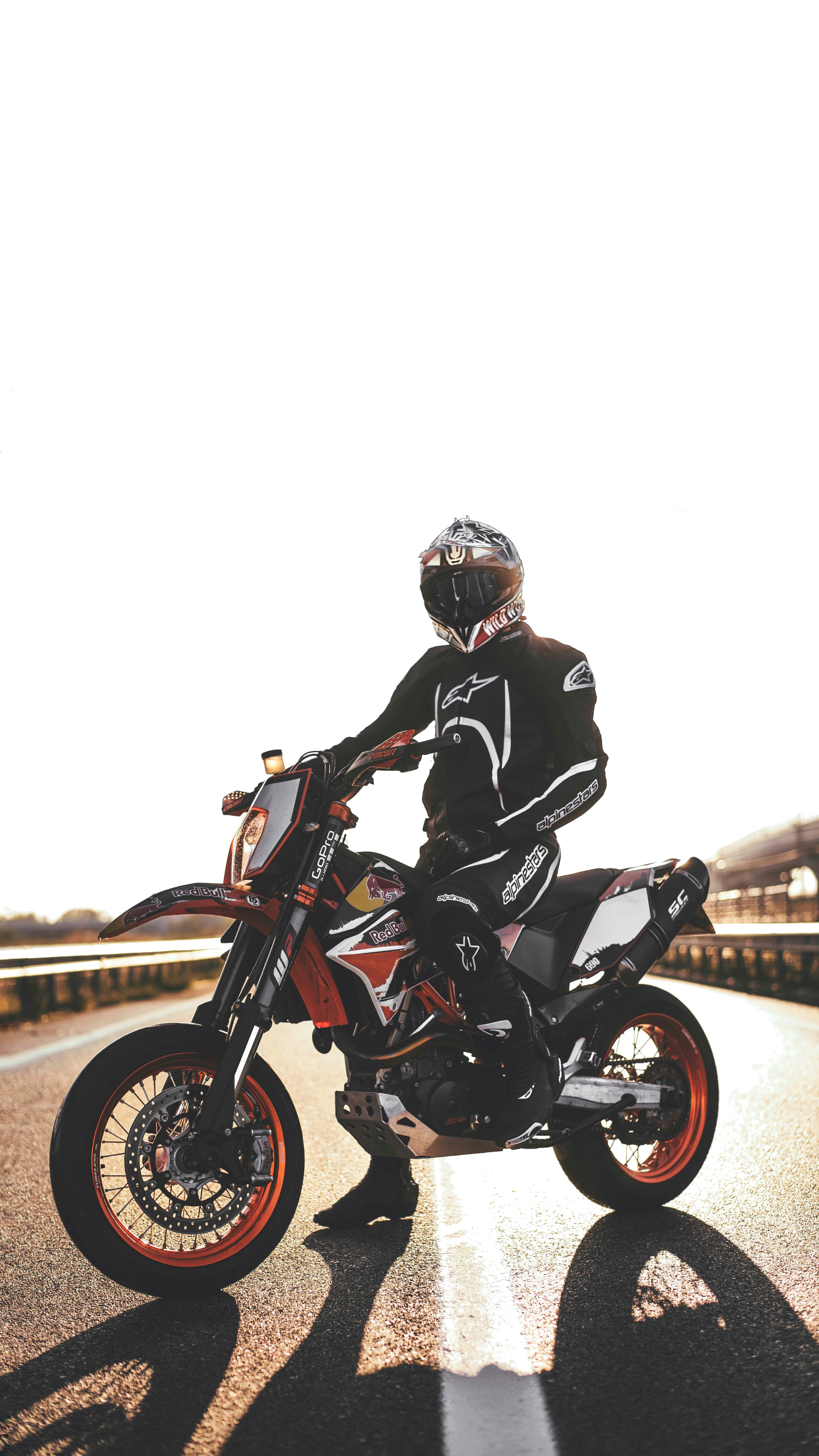 128253 télécharger le fond d'écran moto, motocycliste, casque, motocyclette - économiseurs d'écran et images gratuitement