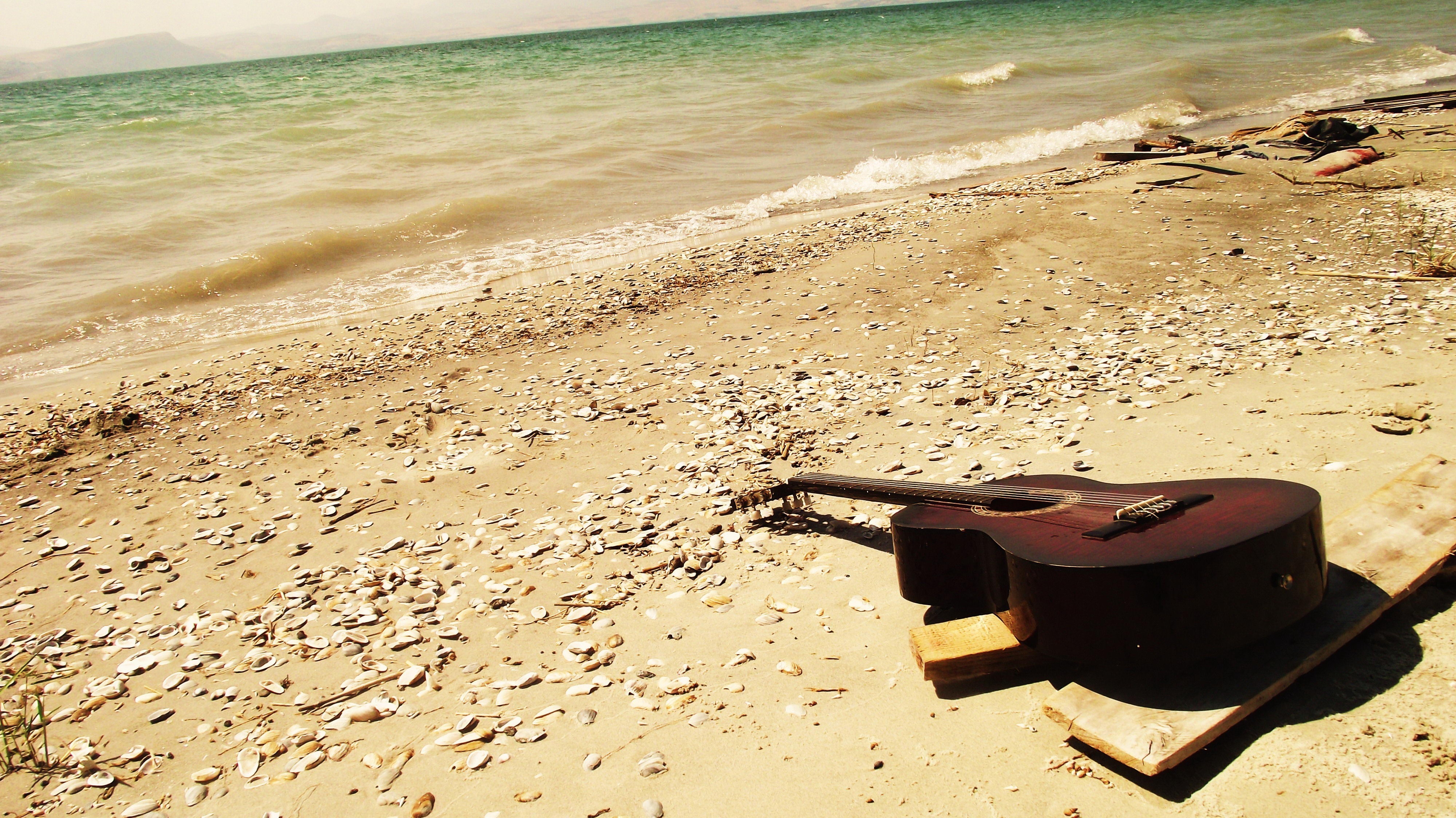 お使いの携帯電話の94658スクリーンセーバーと壁紙ギター。 音楽, 海, ギター, ビーチ, その他, 雑の写真を無料でダウンロード