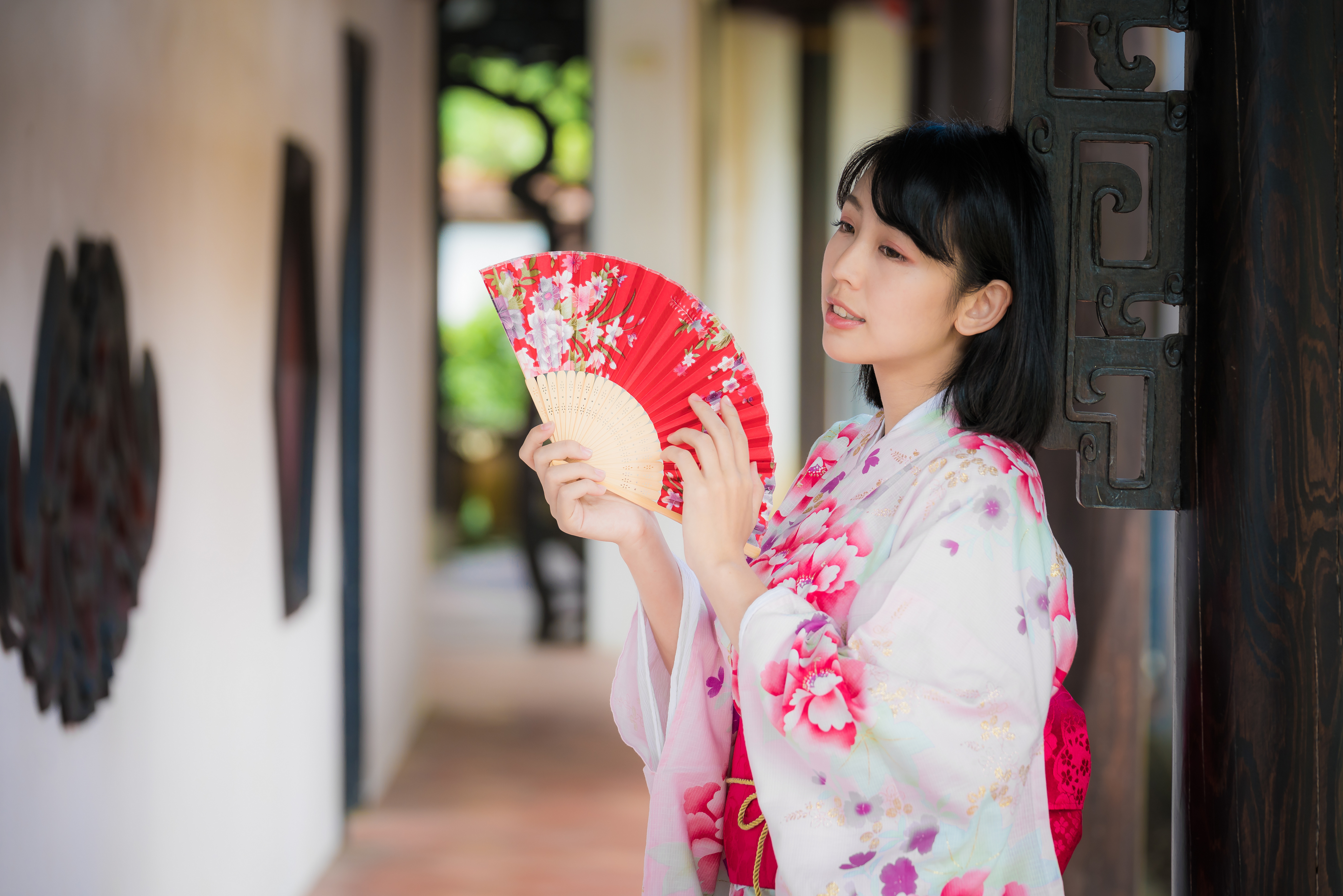 Девушка в кимоно с веером