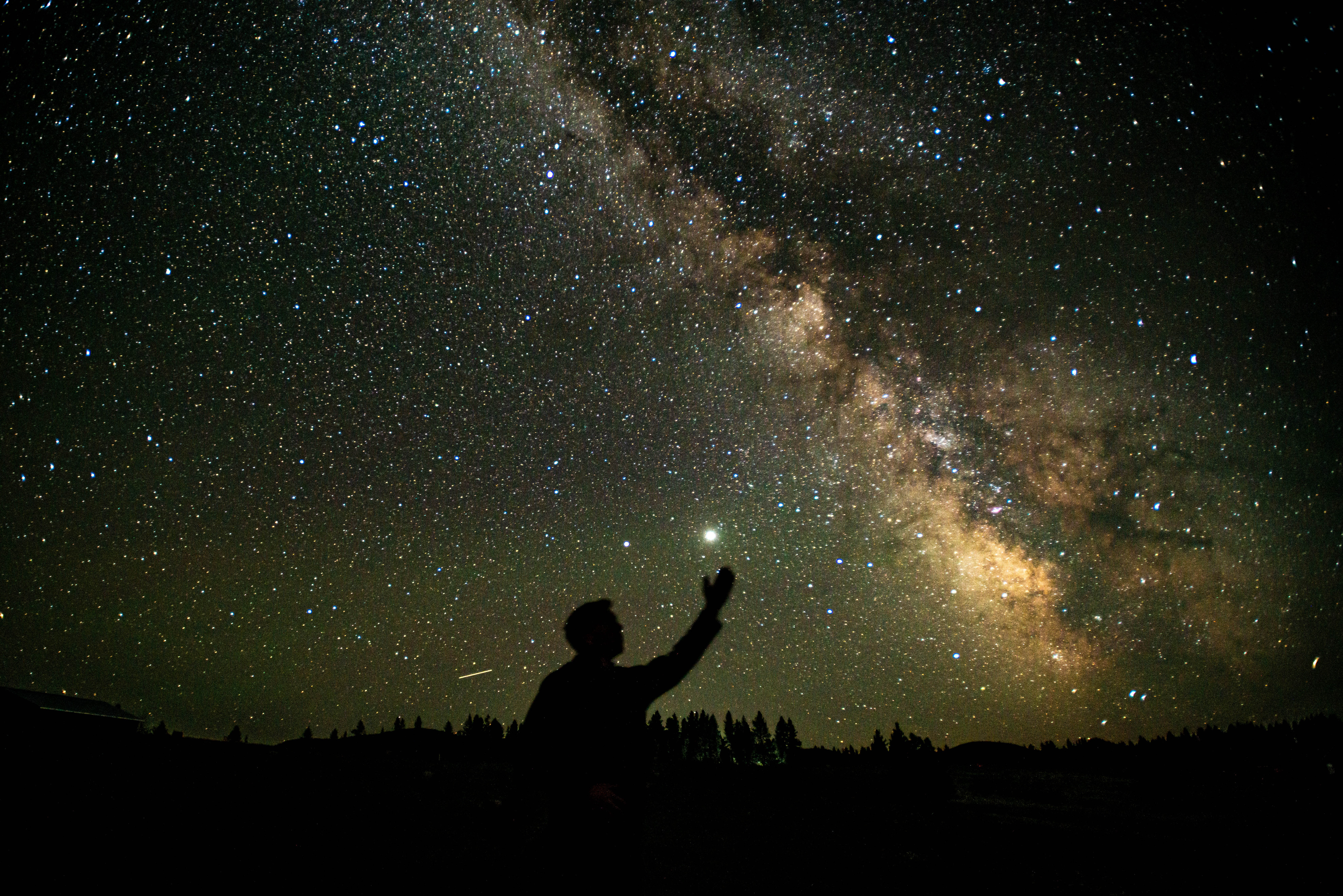 Музыка смотря на звезды. Звездопад Лириды 2023. Звездное небо. Ночь звезды. Звезда с неба.