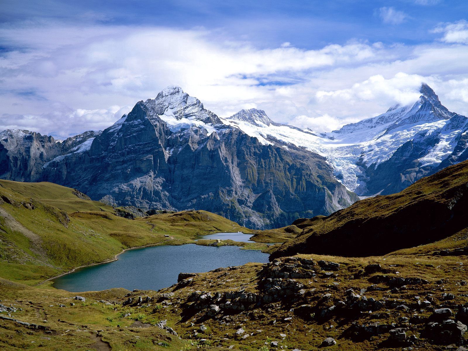 113103 скачать обои трава, швейцария, природа, камни, горы, озеро - заставки и картинки бесплатно