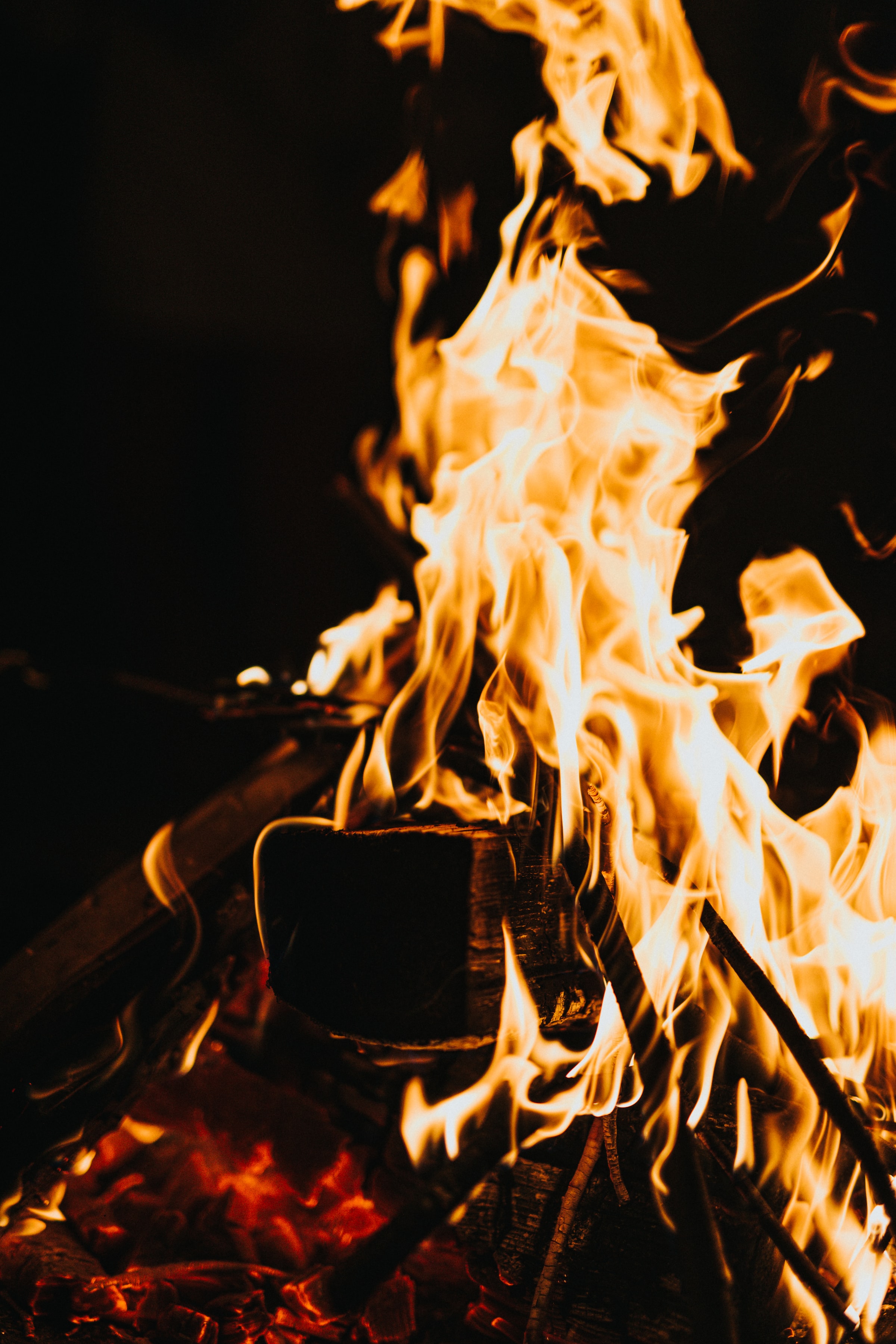 Laden Sie das Feuer, Bonfire, Dunkel, Flamme, Brennholz, Brennen-Bild kostenlos auf Ihren PC-Desktop herunter
