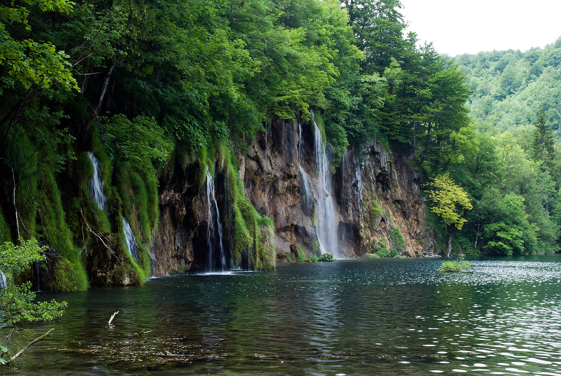62215 скачать обои река, деревья, пейзаж, водопады, природа, скалы - заставки и картинки бесплатно