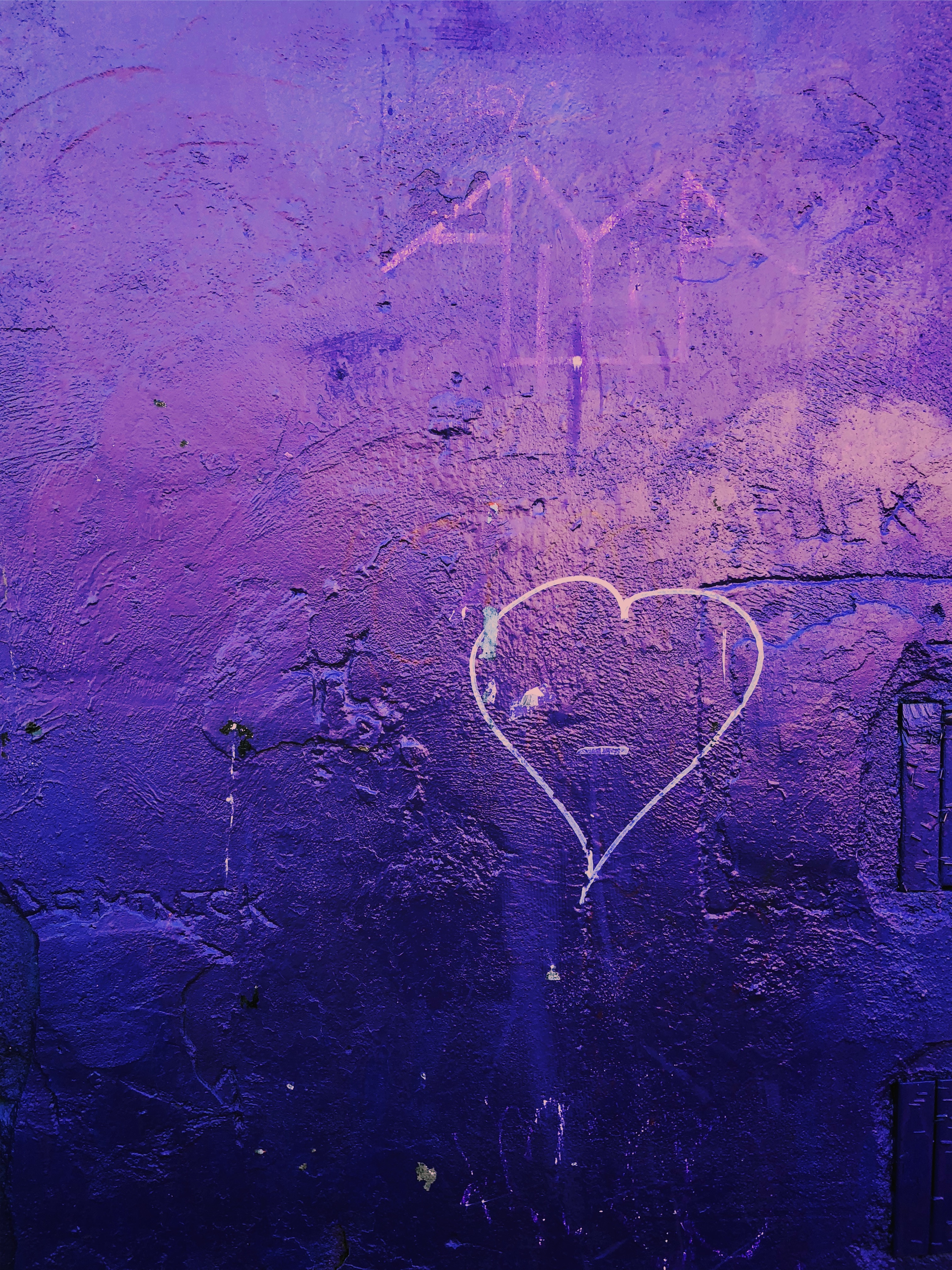130919 descargar fondo de pantalla arte, amor, violeta, pared, púrpura, un corazón, corazón: protectores de pantalla e imágenes gratis