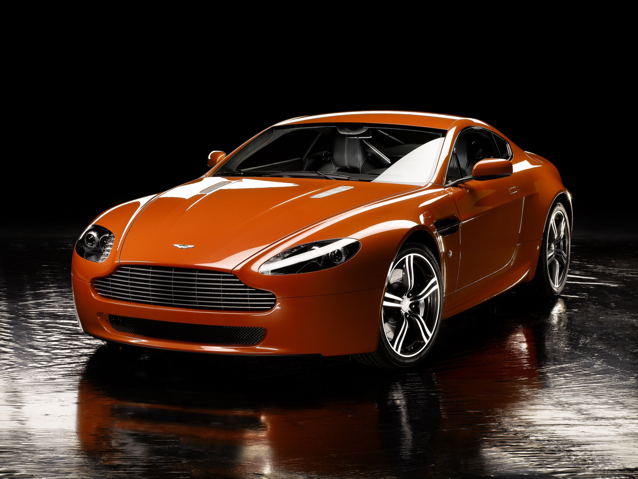 84507 Hintergrundbilder und Aston Martin Bilder auf dem Desktop. Laden Sie frontansicht, orange, vorteil, v8 Bildschirmschoner kostenlos auf den PC herunter