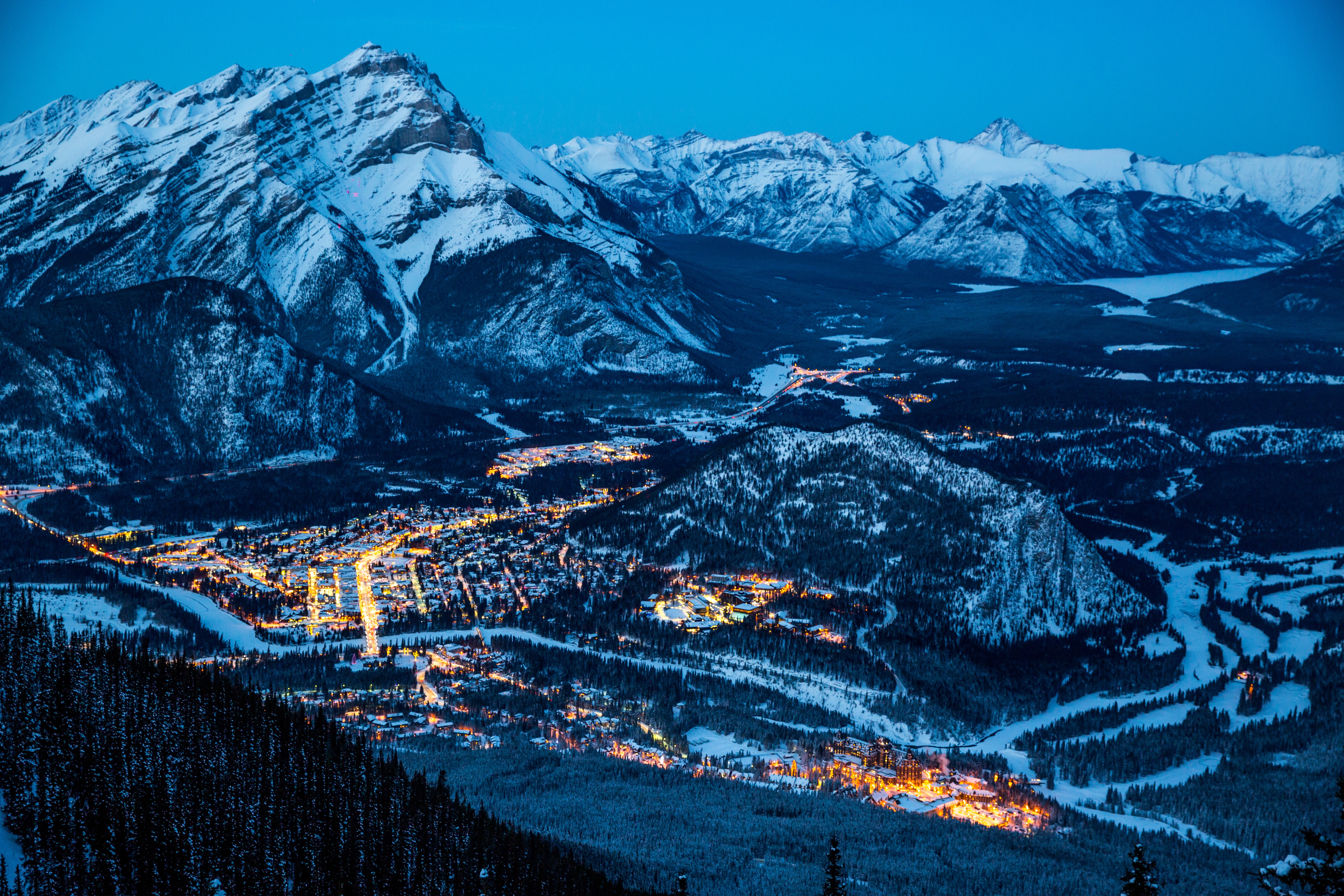 Handy-Wallpaper Städte, Mountains, Übernachtung, Kanada, Banff kostenlos herunterladen.