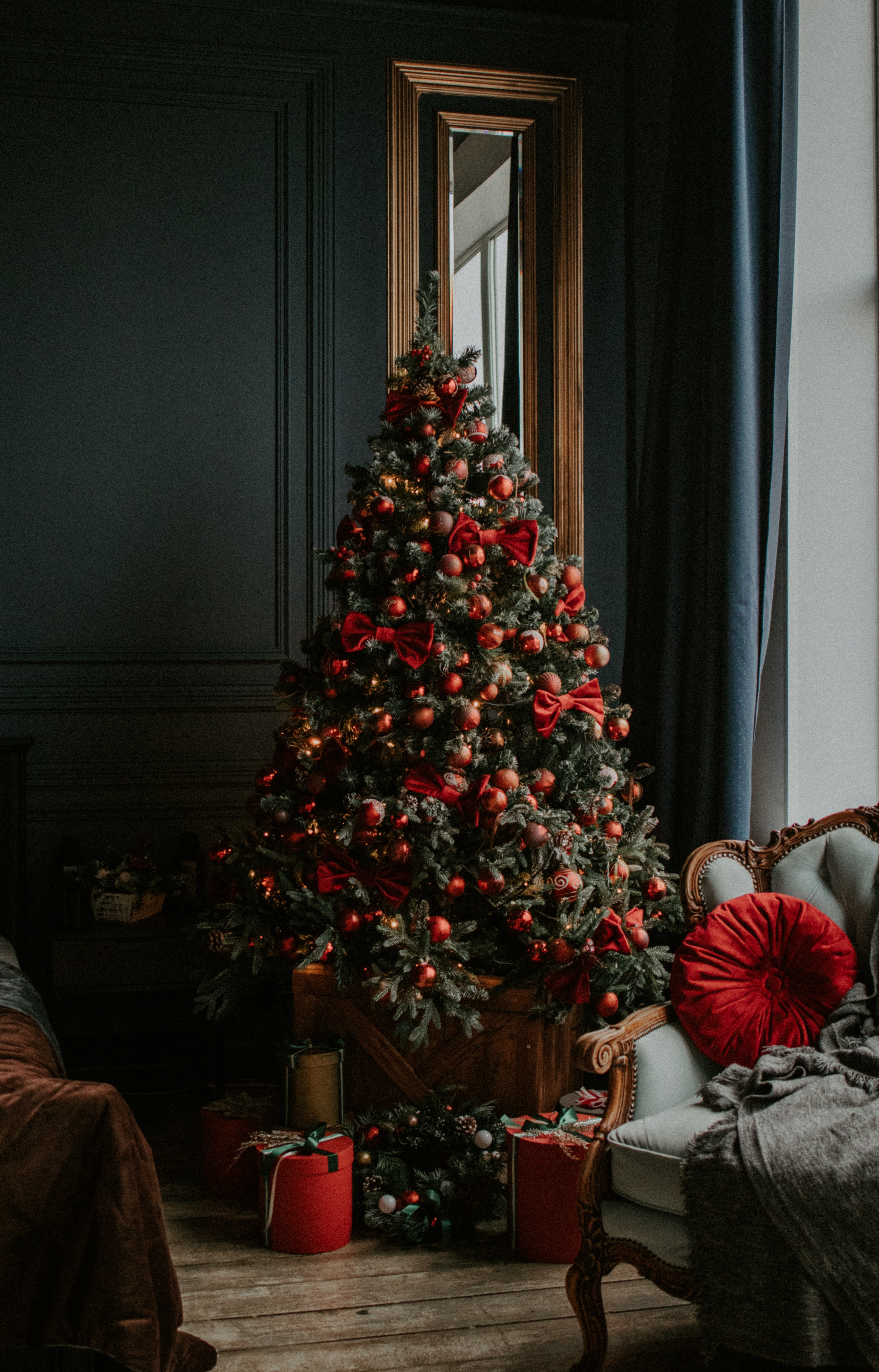 Handy-Wallpaper Weihnachtsbaum, Feiertage, Neujahr, Dekoration, Weihnachten, Neues Jahr, Die Geschenke, Geschenke kostenlos herunterladen.