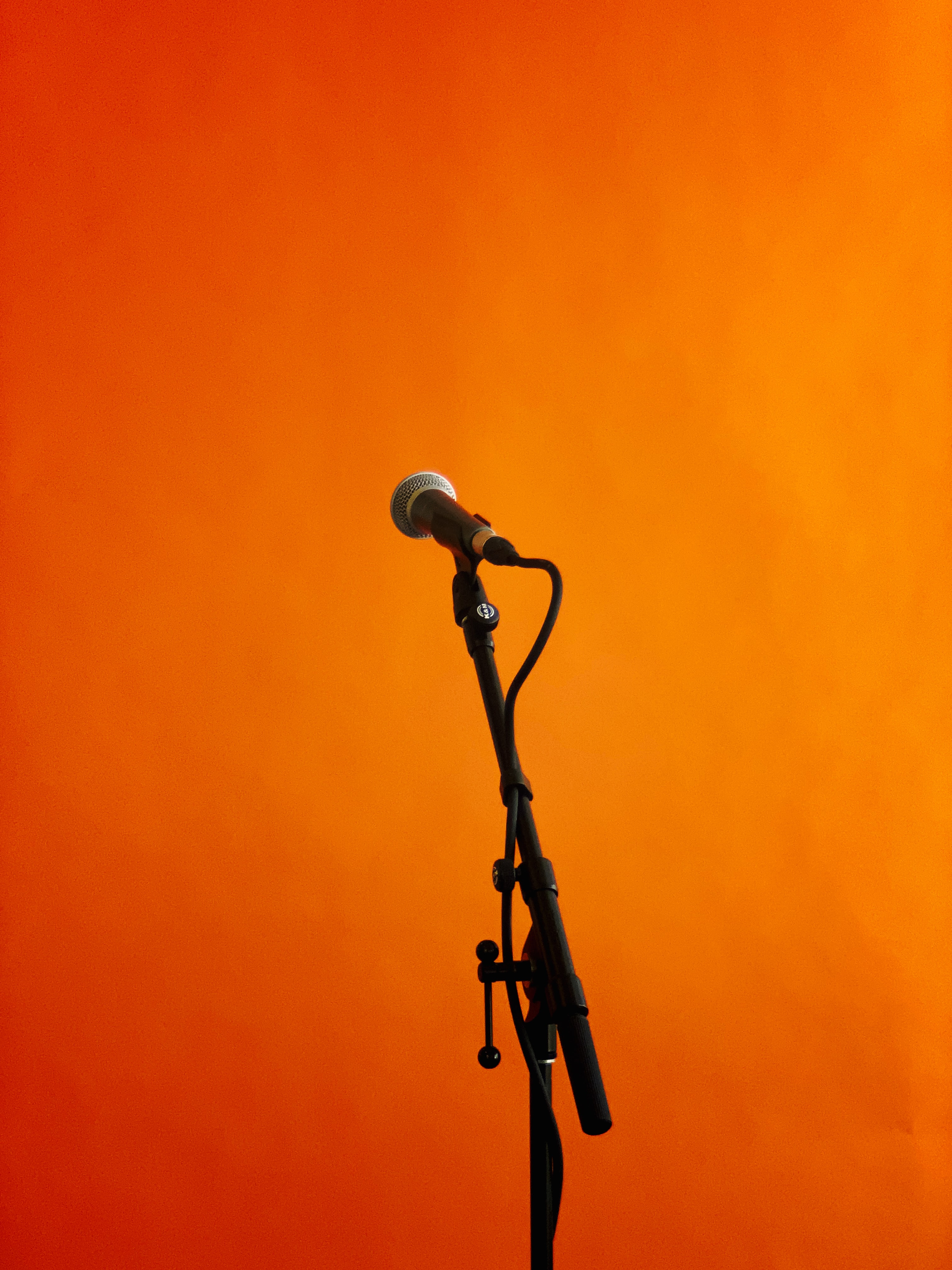 Handy-Wallpaper Musik, Mikrofon, Orangefarbener Hintergrund, Orange Hintergrund kostenlos herunterladen.