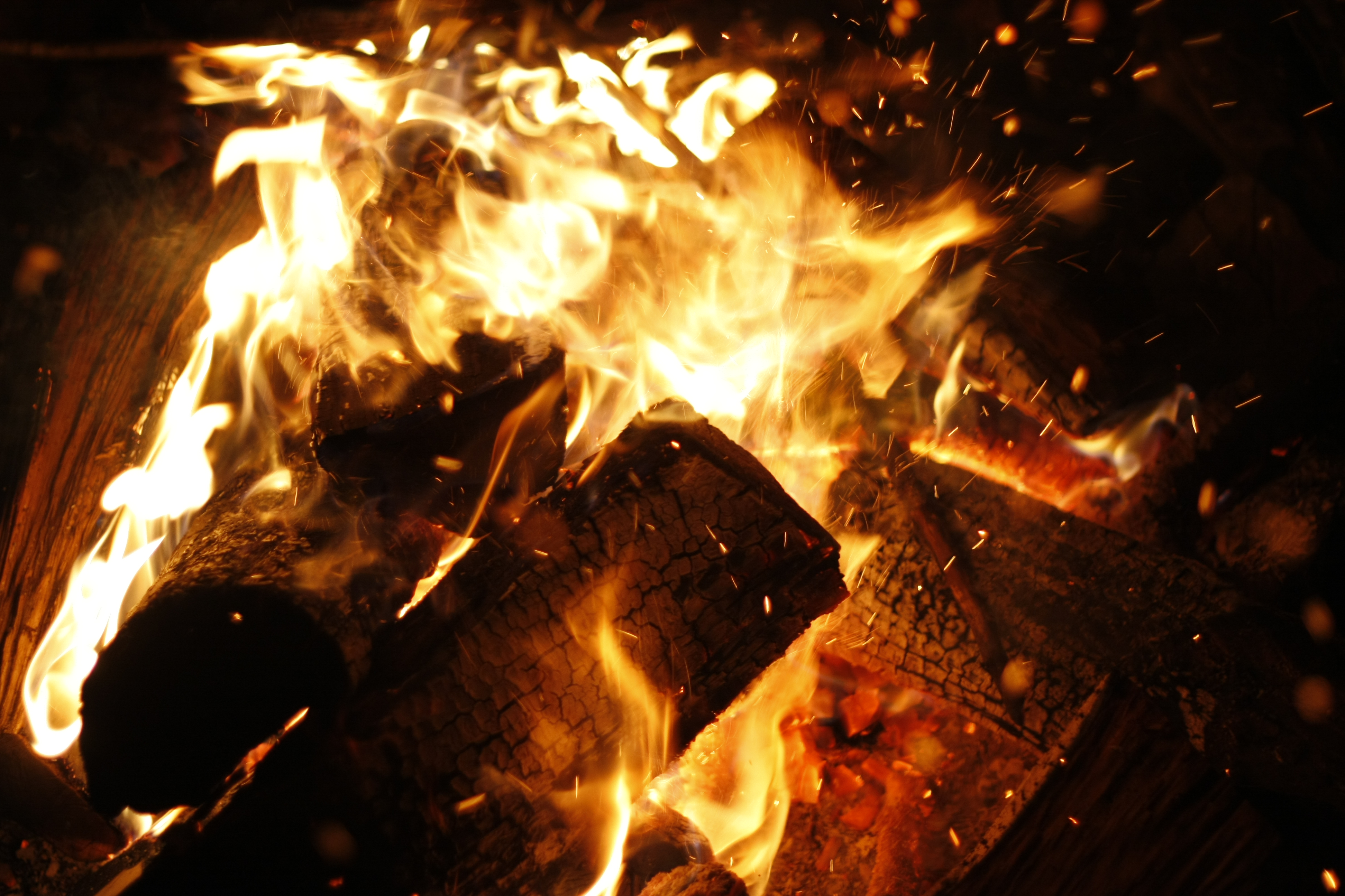 Handy-Wallpaper Feuer, Bonfire, Kohlen, Flamme, Funken, Verschiedenes, Sonstige, Brennholz kostenlos herunterladen.