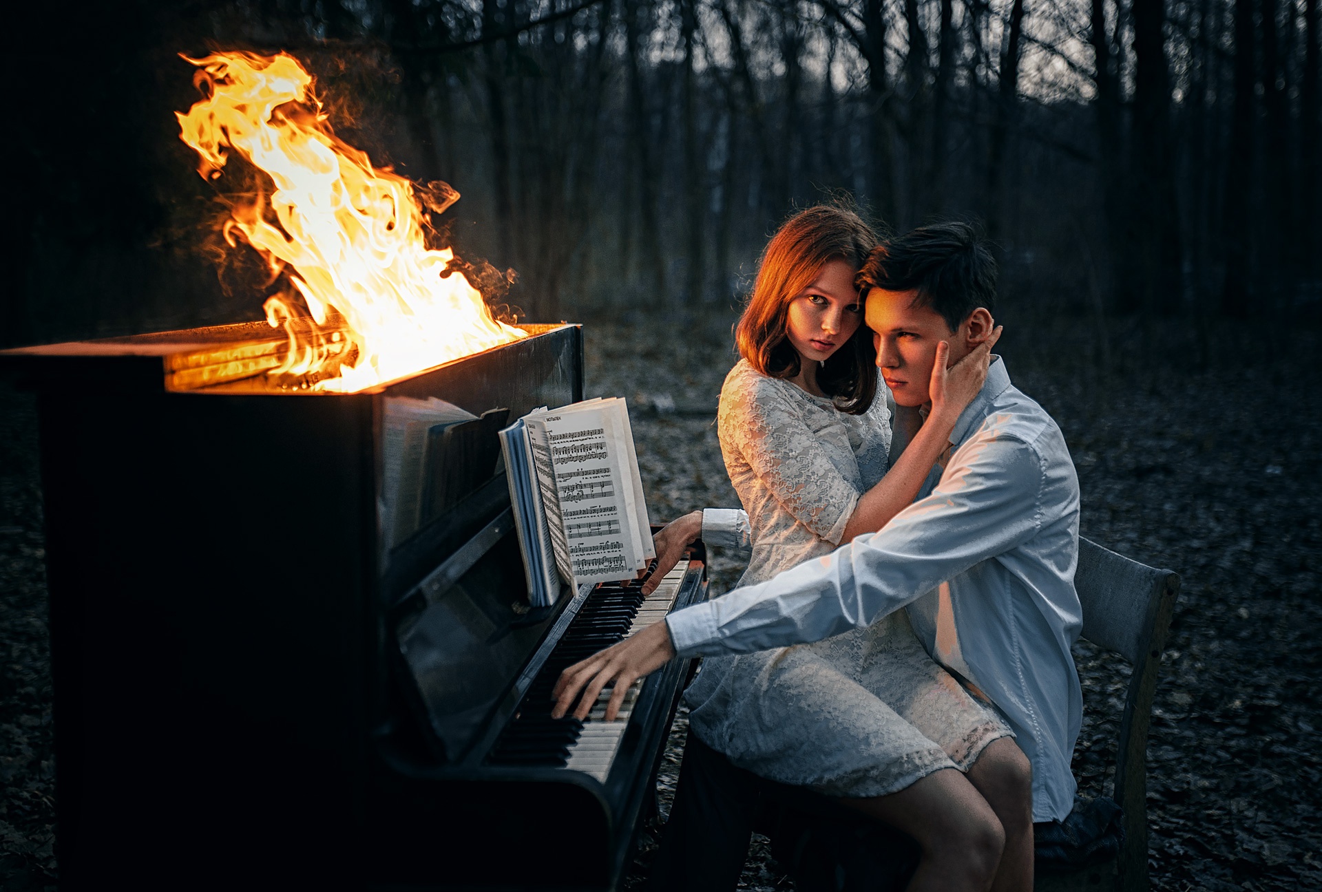 Песню горят вокруг огни. Фотосессия с огнем мужчины. Парень и девушка в огне. Костер любви. Влюбленные у огня.