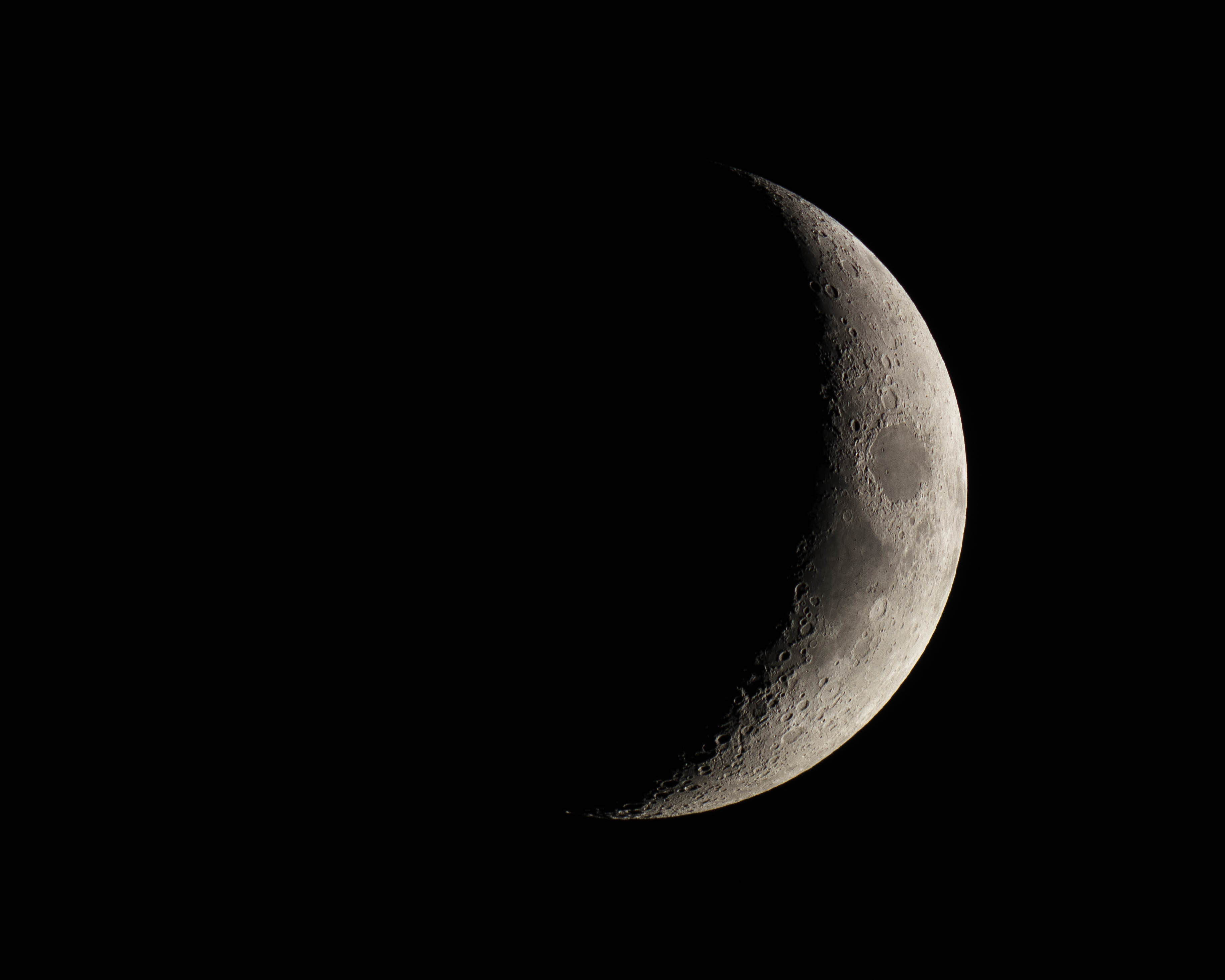 82882 скачать обои луна, космос, ночь, черный, кратер - заставки и картинки бесплатно