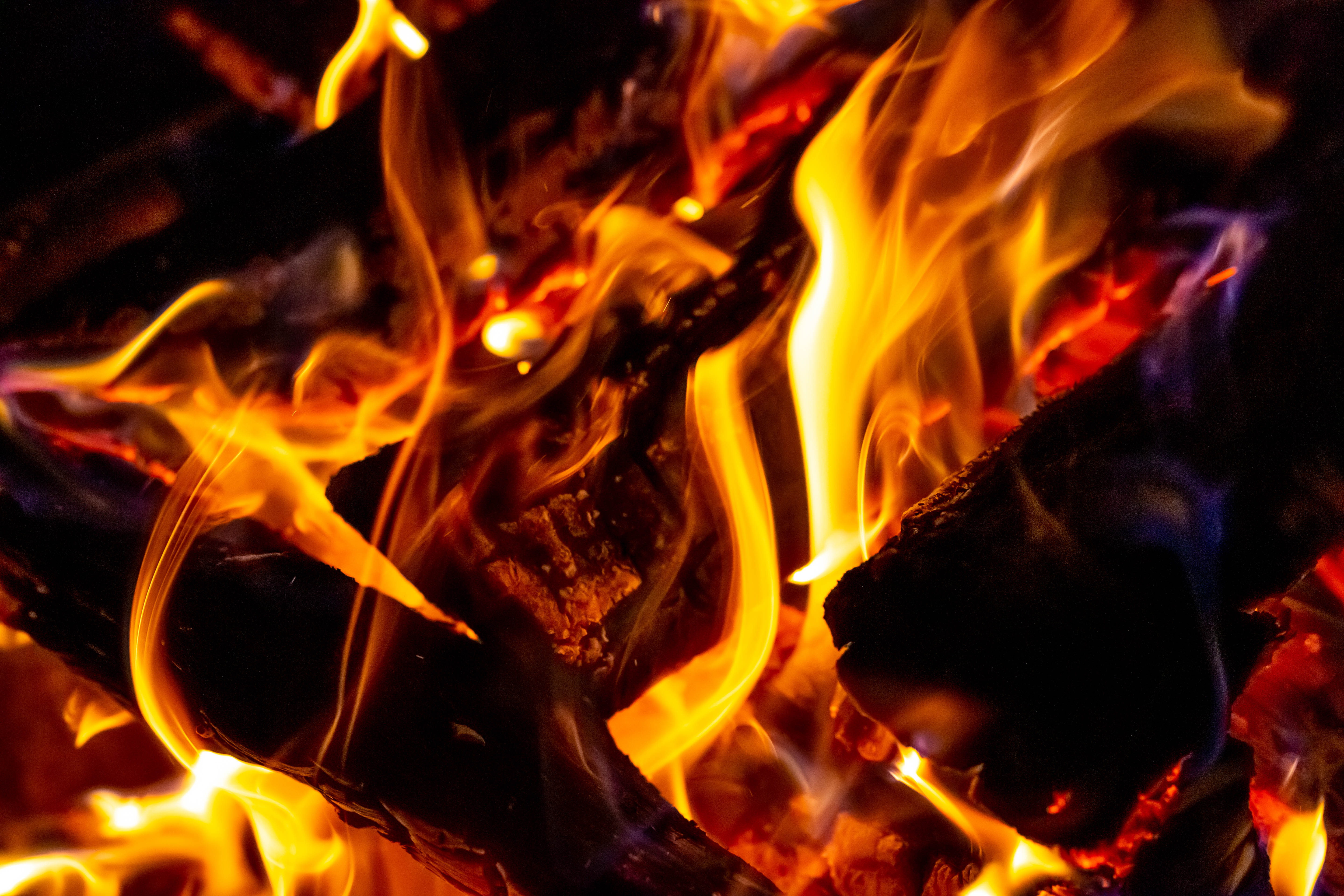 84068 télécharger le fond d'écran flamme, feu, brillant, divers, bois de chauffage, bois à brûler, angle, coin, brûler - économiseurs d'écran et images gratuitement