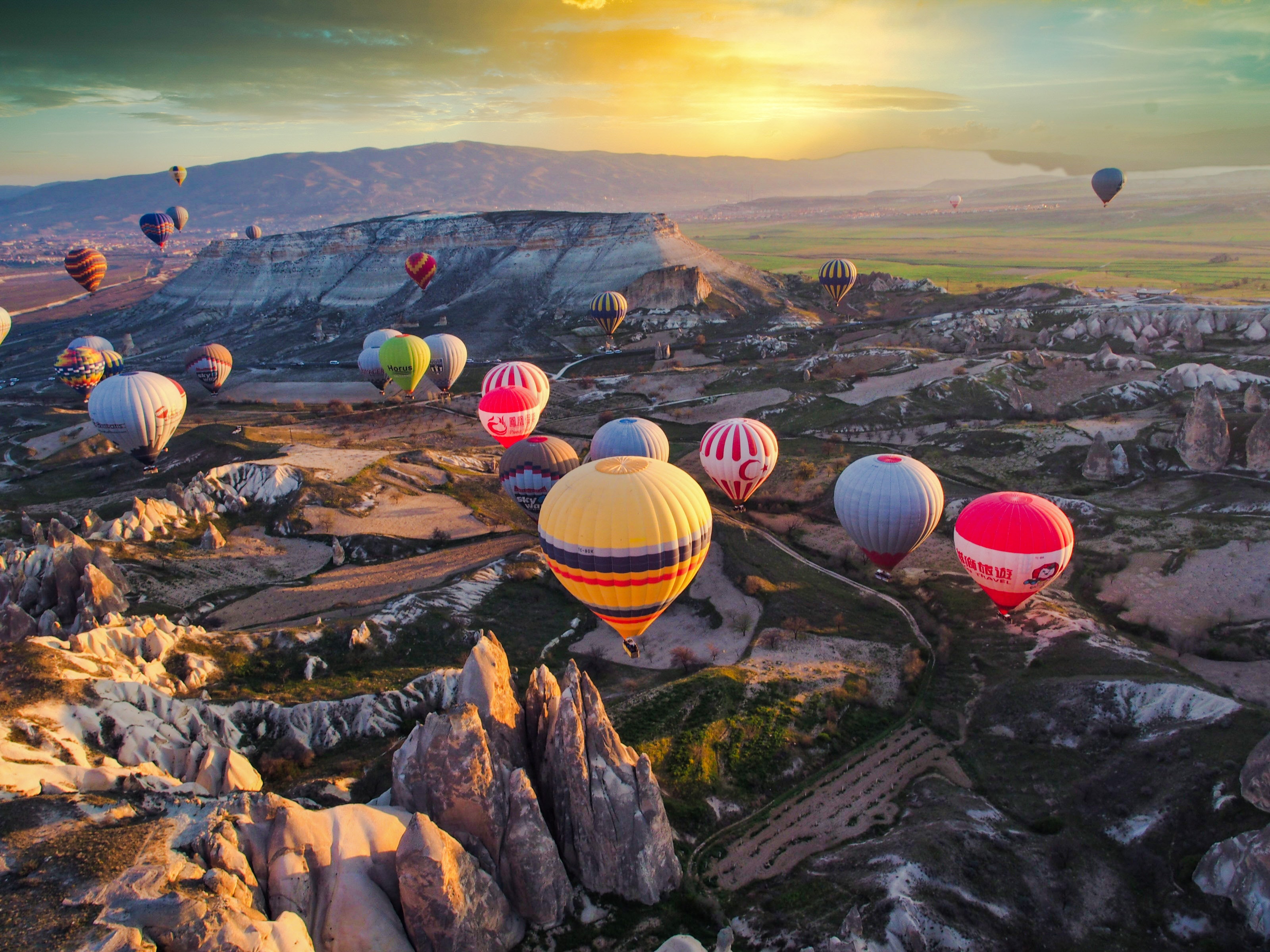 68533 скачать обои разноцветный, воздушный шар, шары, разное, скалы - заставки и картинки бесплатно