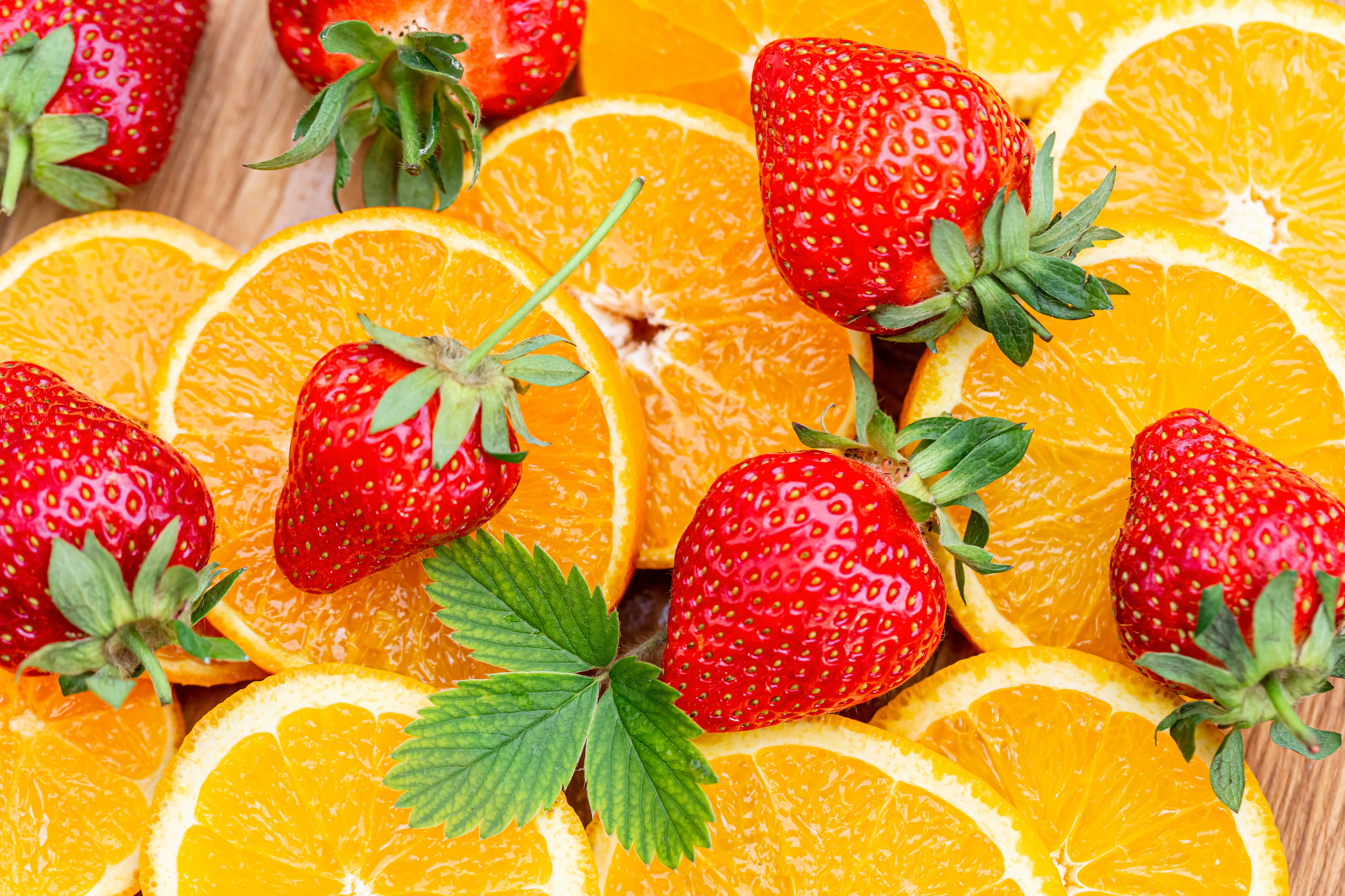 152285 скачать обои еда, фрукты, клубника, апельсин, ягода, дольки, оранжевые - заставки и картинки бесплатно