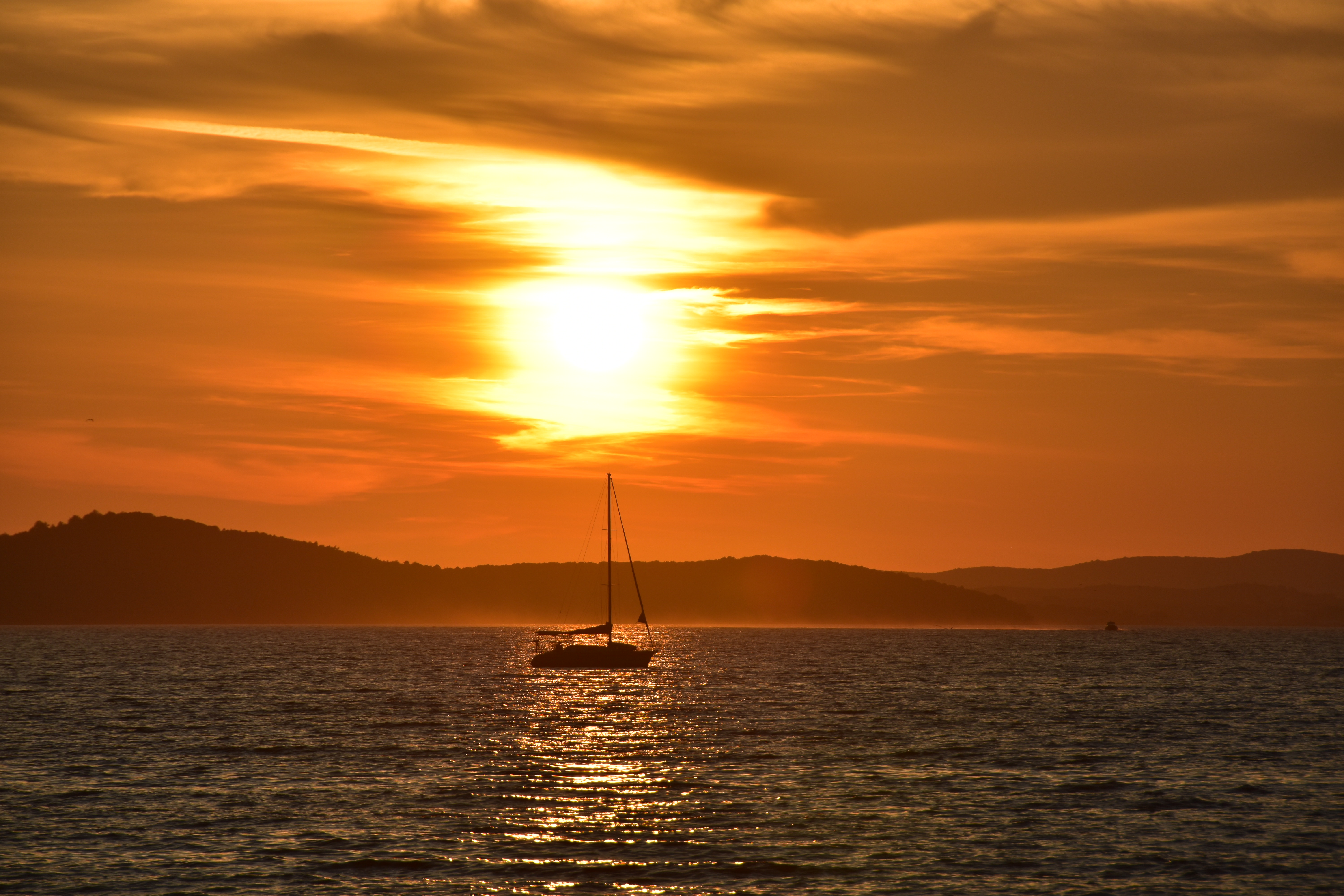 72097 Hintergrundbild herunterladen natur, sunset, sea, blendung, ein boot, boot, segelboot, sailfish - Bildschirmschoner und Bilder kostenlos
