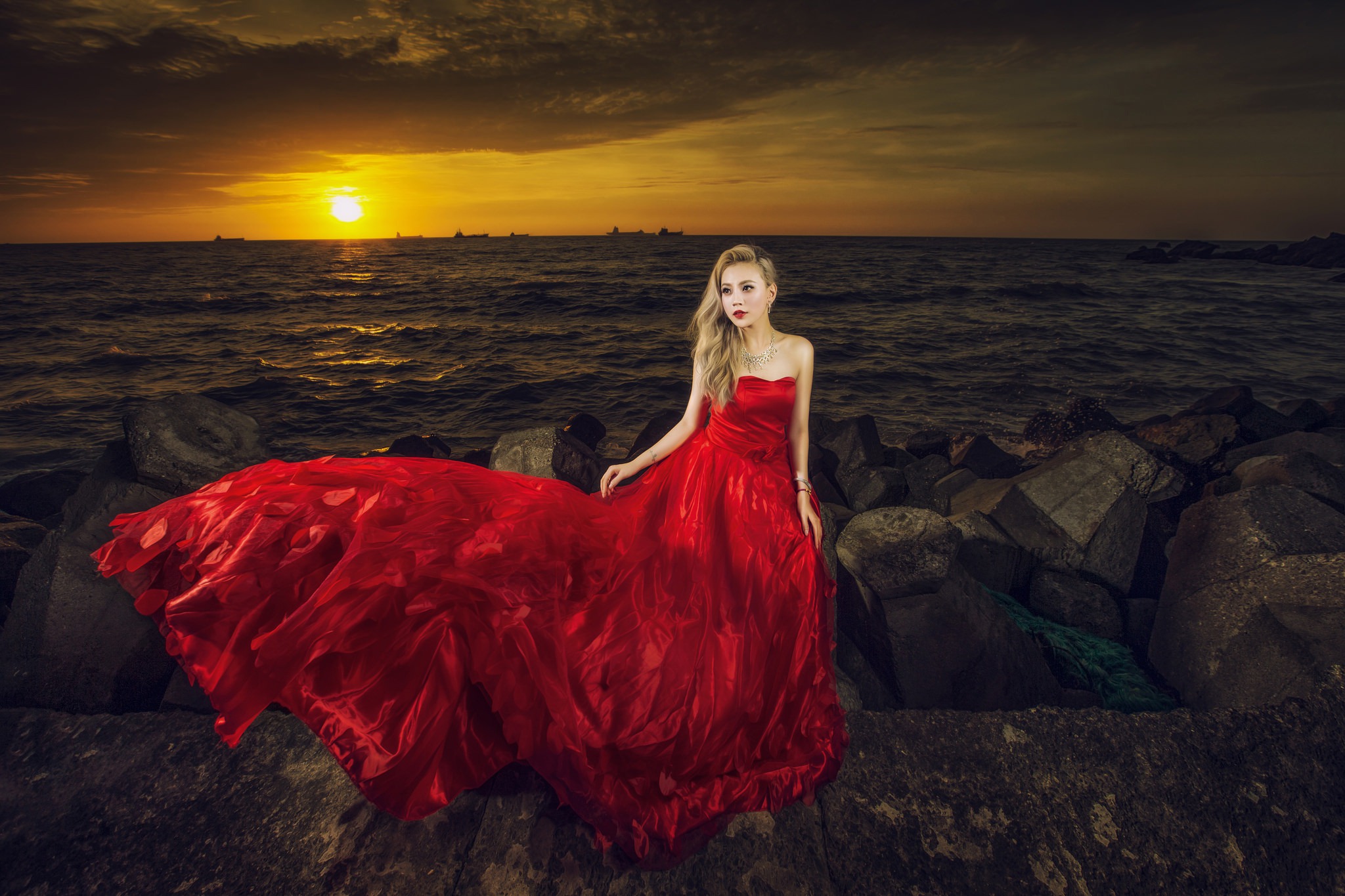 Женщина в длинном Красном платье
