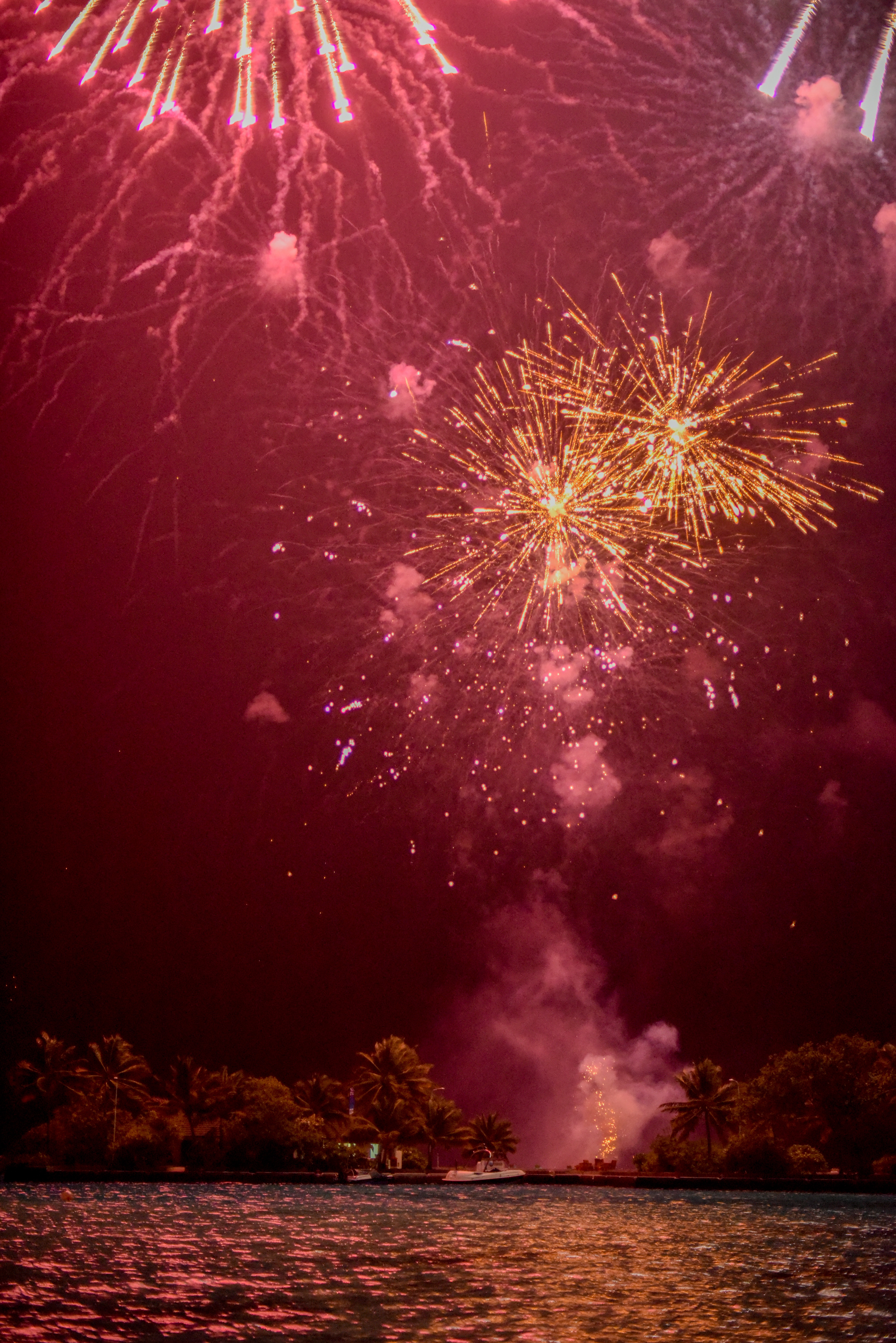 84692 Hintergrundbild herunterladen feuerwerk, feiertage, raucher, salute, funken, urlaub - Bildschirmschoner und Bilder kostenlos