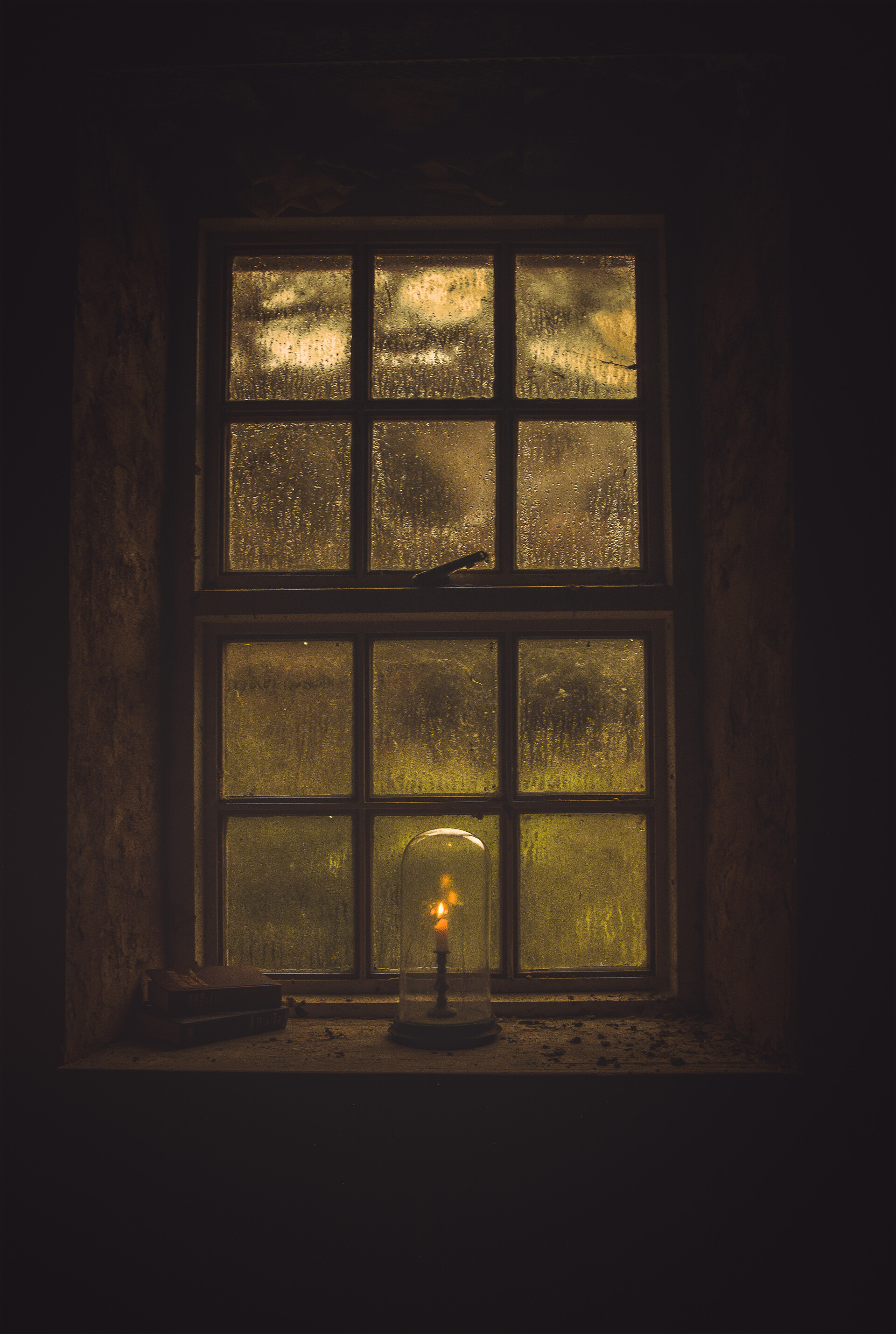 Mobile Wallpaper Candle window, dark